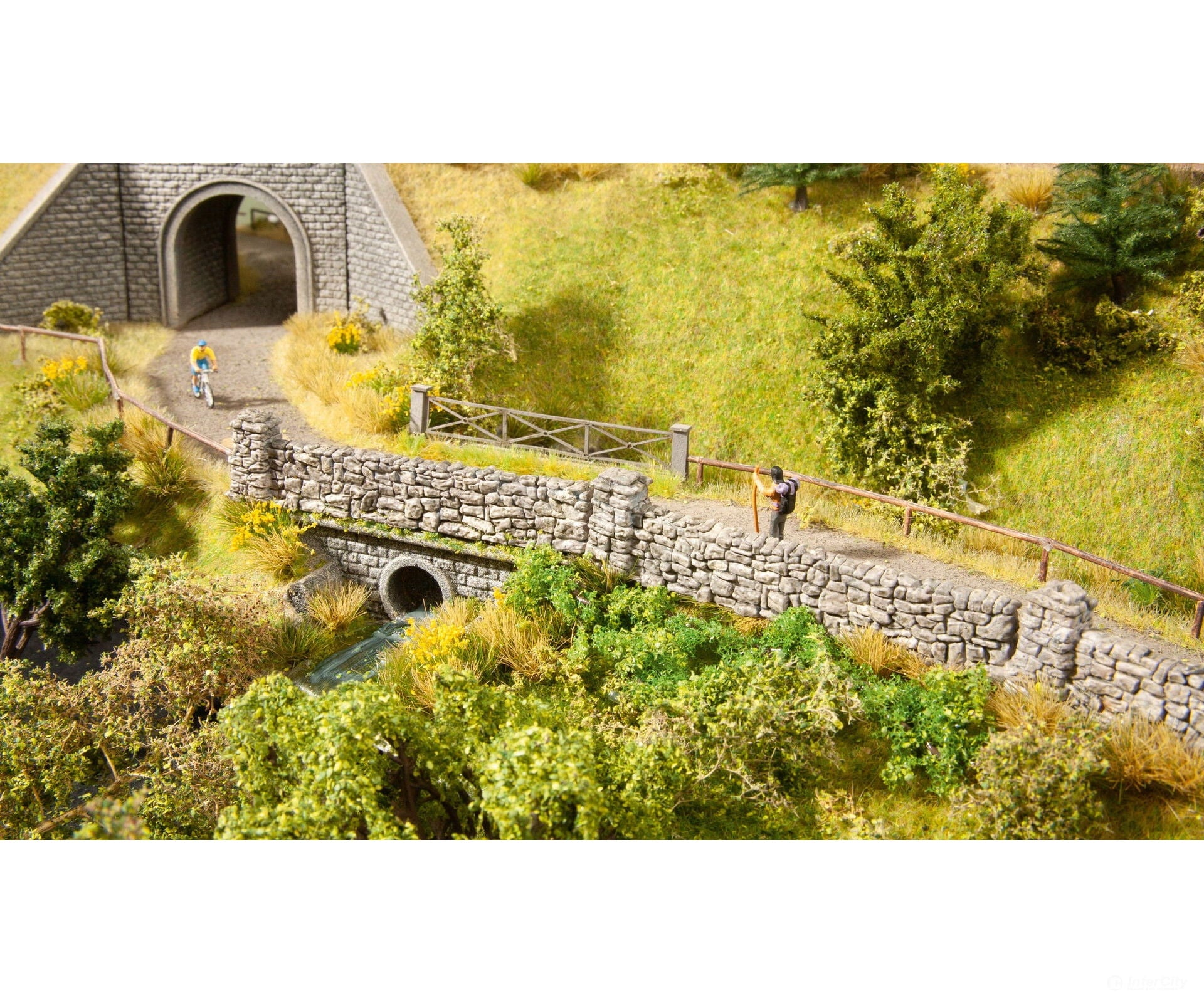 Noch 13170 HO Quarrystone Wall Figures