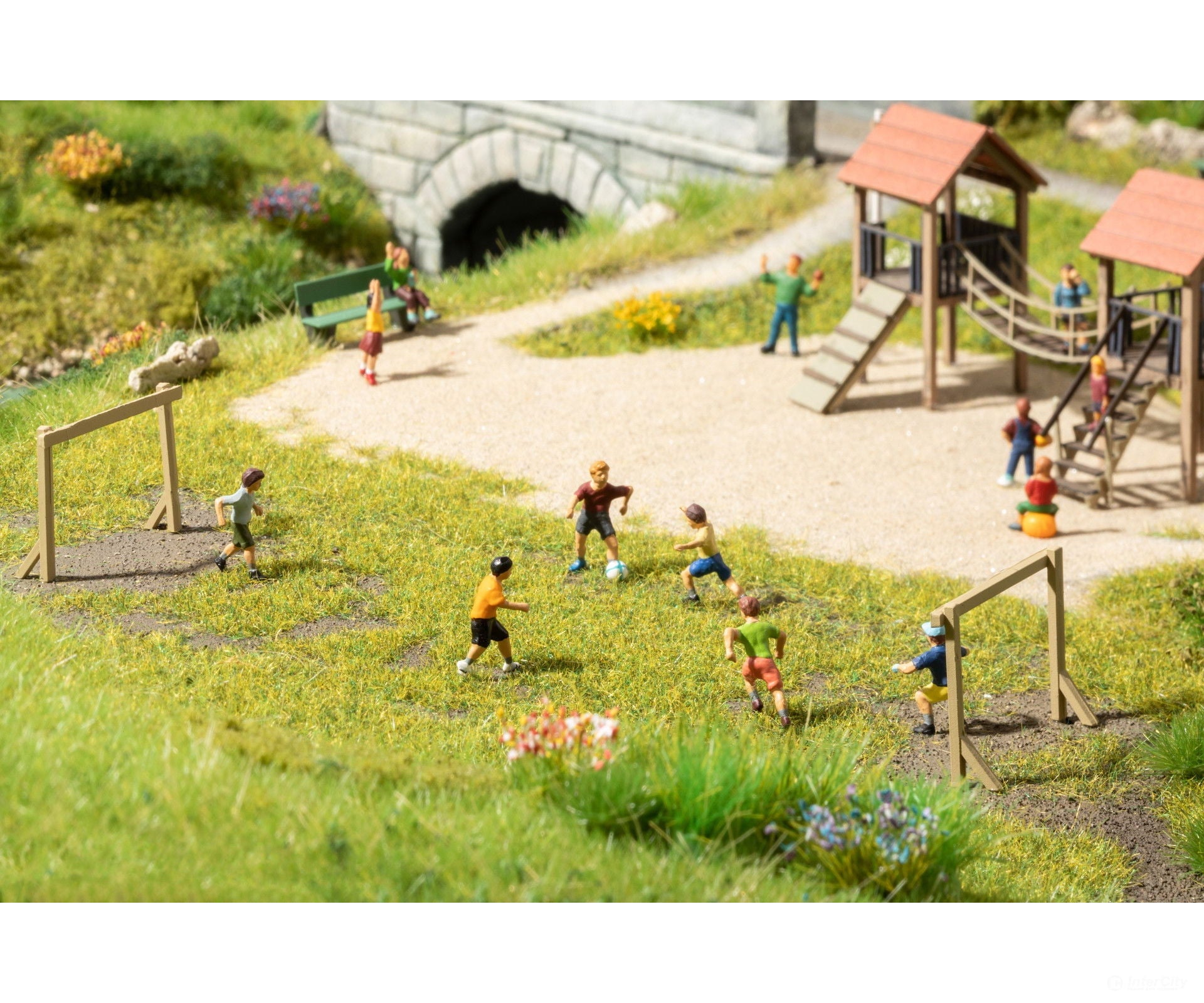 Noch 15817 HO Children on the Kickabout Area Figures