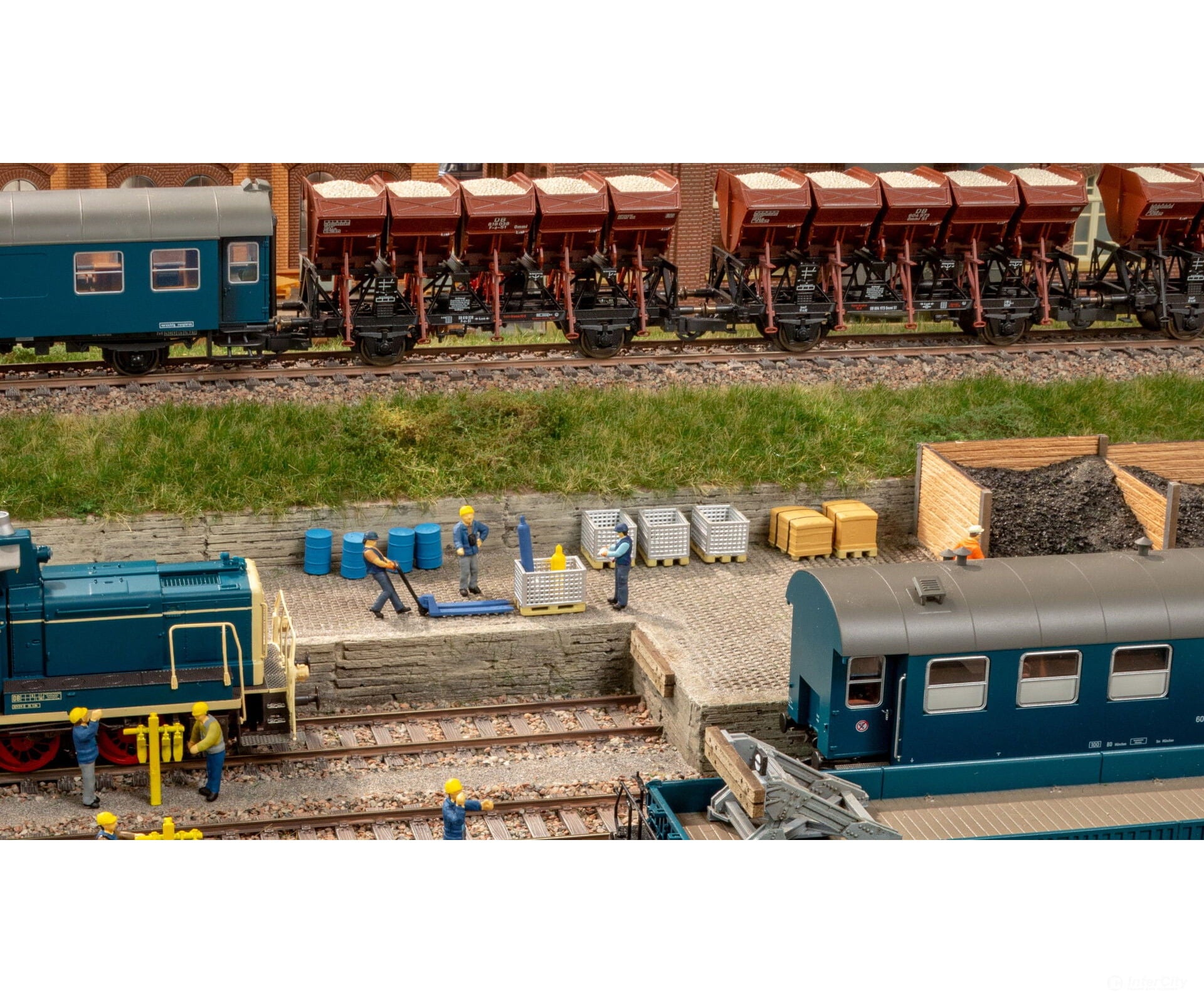 Noch 65592 HO Decorative Advent Calendar ‘Right & Left Along the Tracks’ Structures