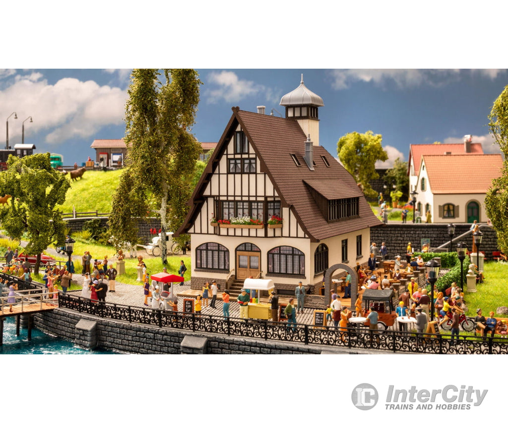Noch 66401 HO Tavern with Beer Garden Structures
