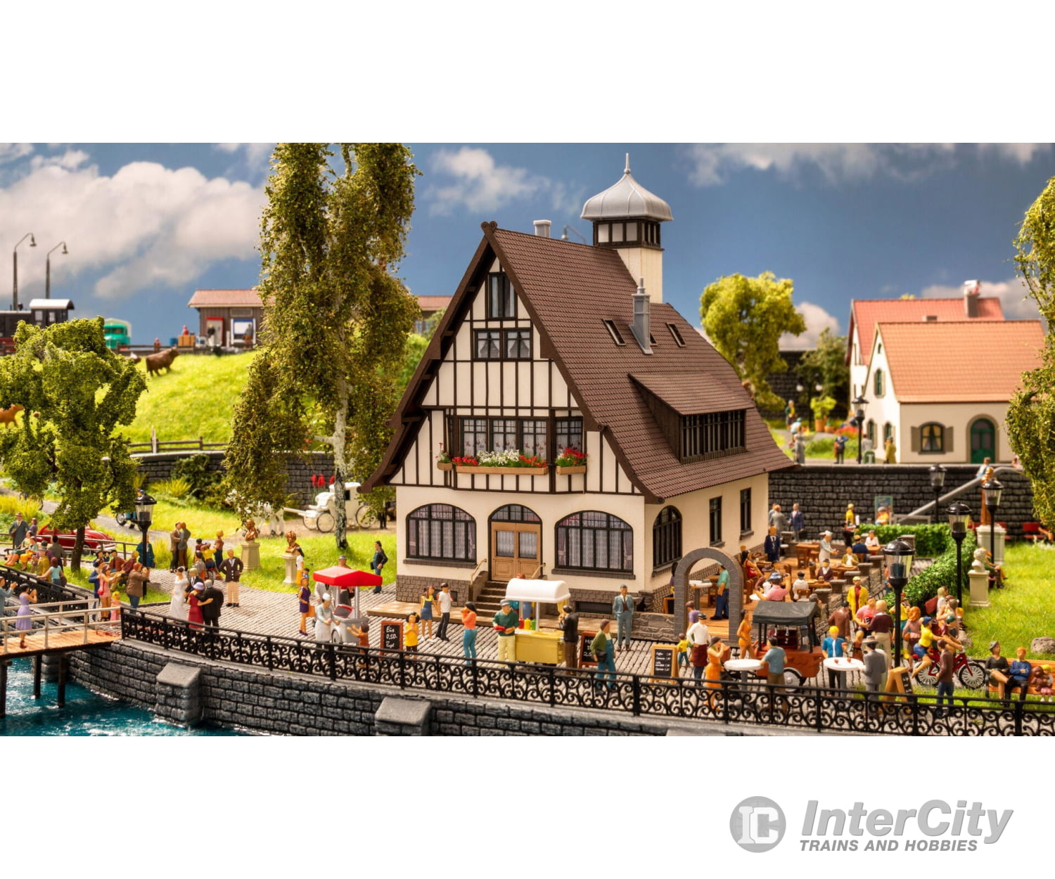 Noch 66401 HO Tavern with Beer Garden Structures