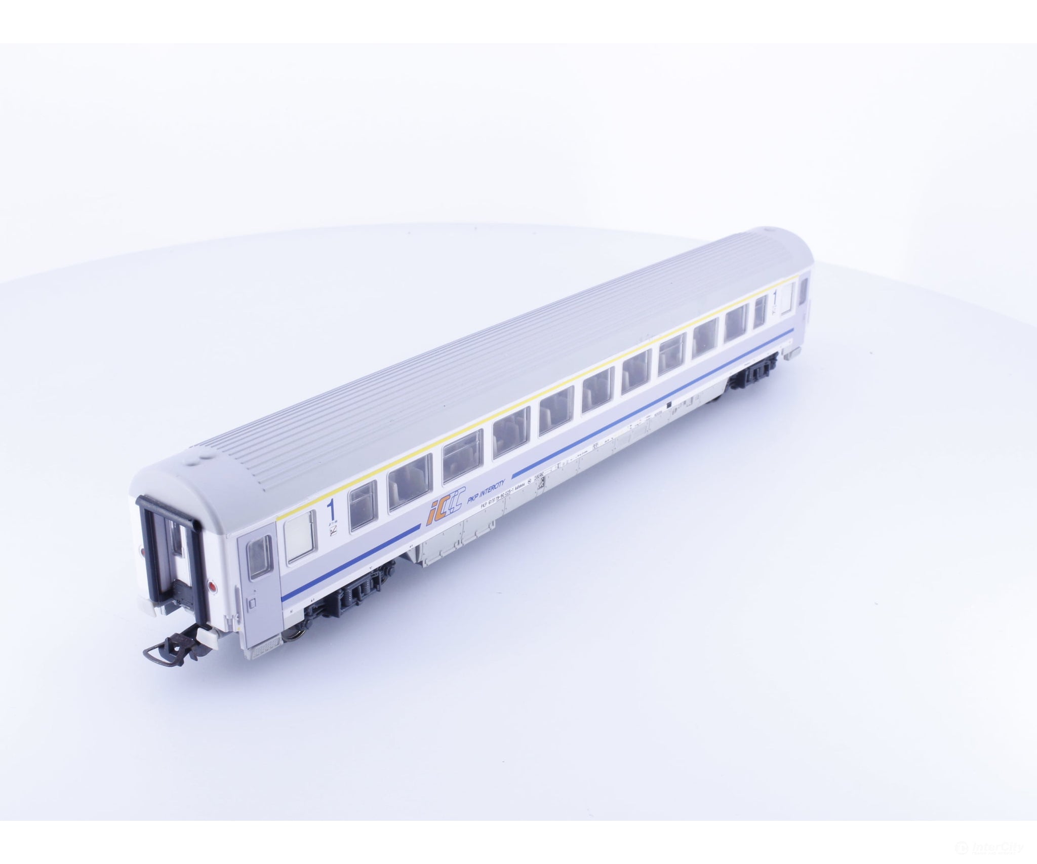 Piko 96039-2 HO PKP 1st Class Passenger Car 615119 (#1) - European Passenger Cars