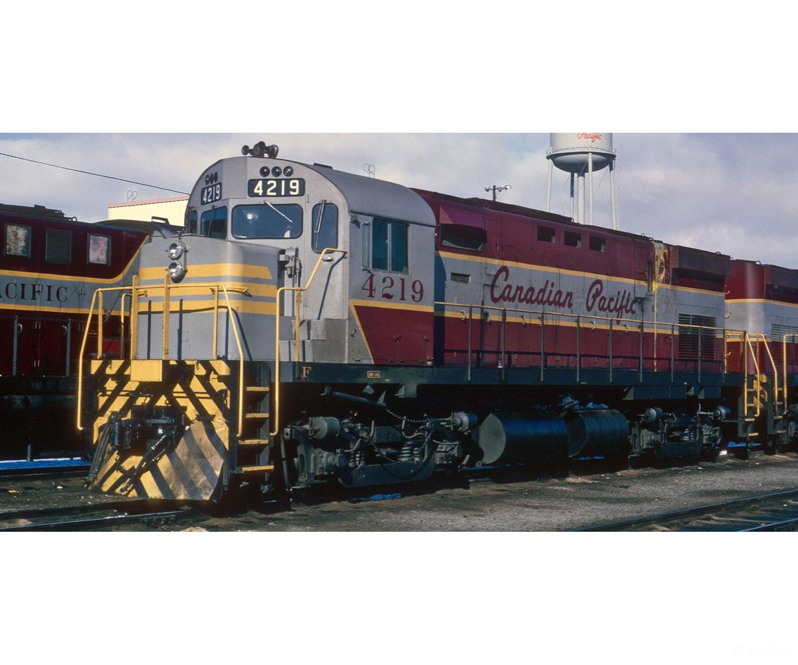 Rapido 045010 HO MLW C-424 (DC/Silent): Canadian Pacific - Script Scheme (DRS-24b): #4232 - Locomotives