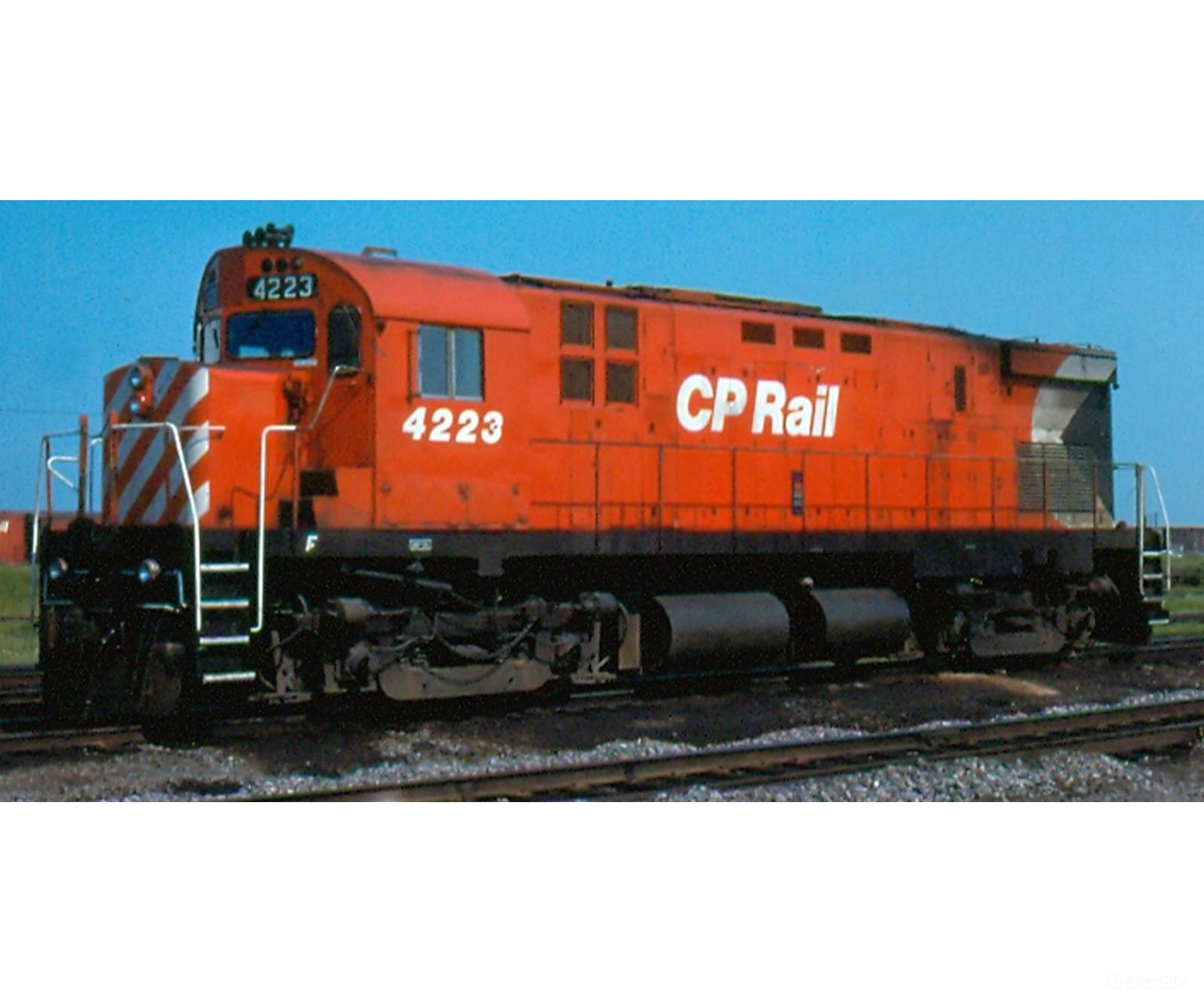 Rapido 045017 HO MLW C424 (DC/Silent): CP Rail - Action Red (8’’ Stripes) (DRS-24b): #4209 Locomotives