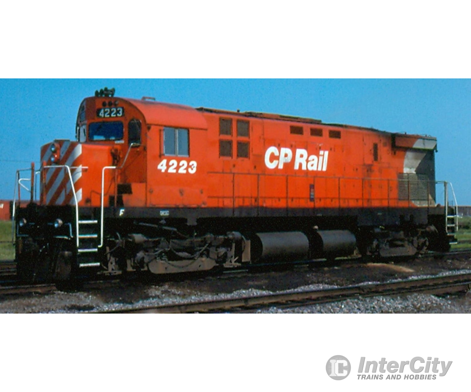 Rapido 045018 HO MLW C-424 (DC/Silent): CP Rail - Action Red (8’’ Stripes) (DRS-24b): #4223 Locomotives