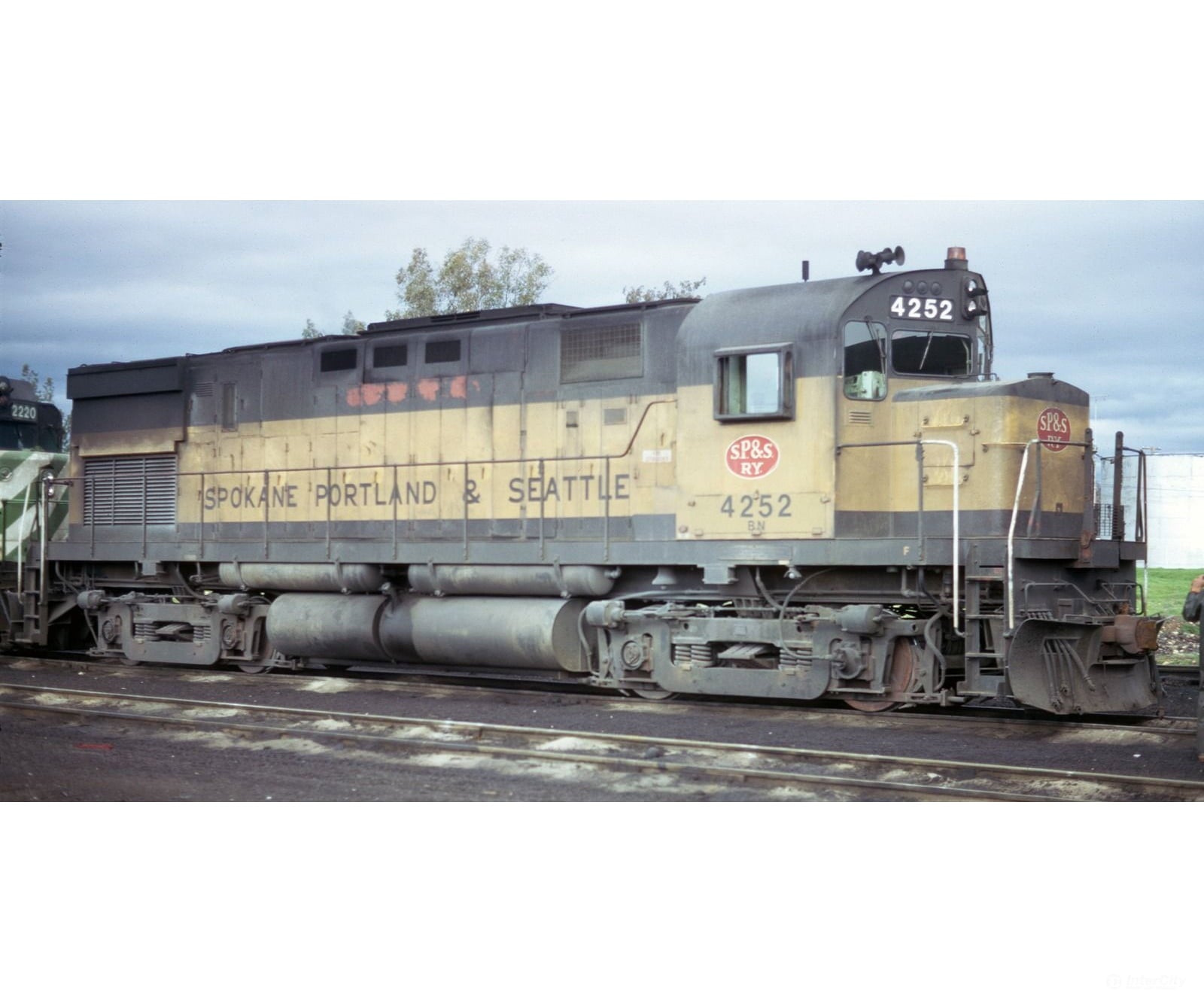 Rapido 045040 HO ALCO C425 (DC/Silent): Burlington Northern - SP&S Patch: #4261 Locomotives