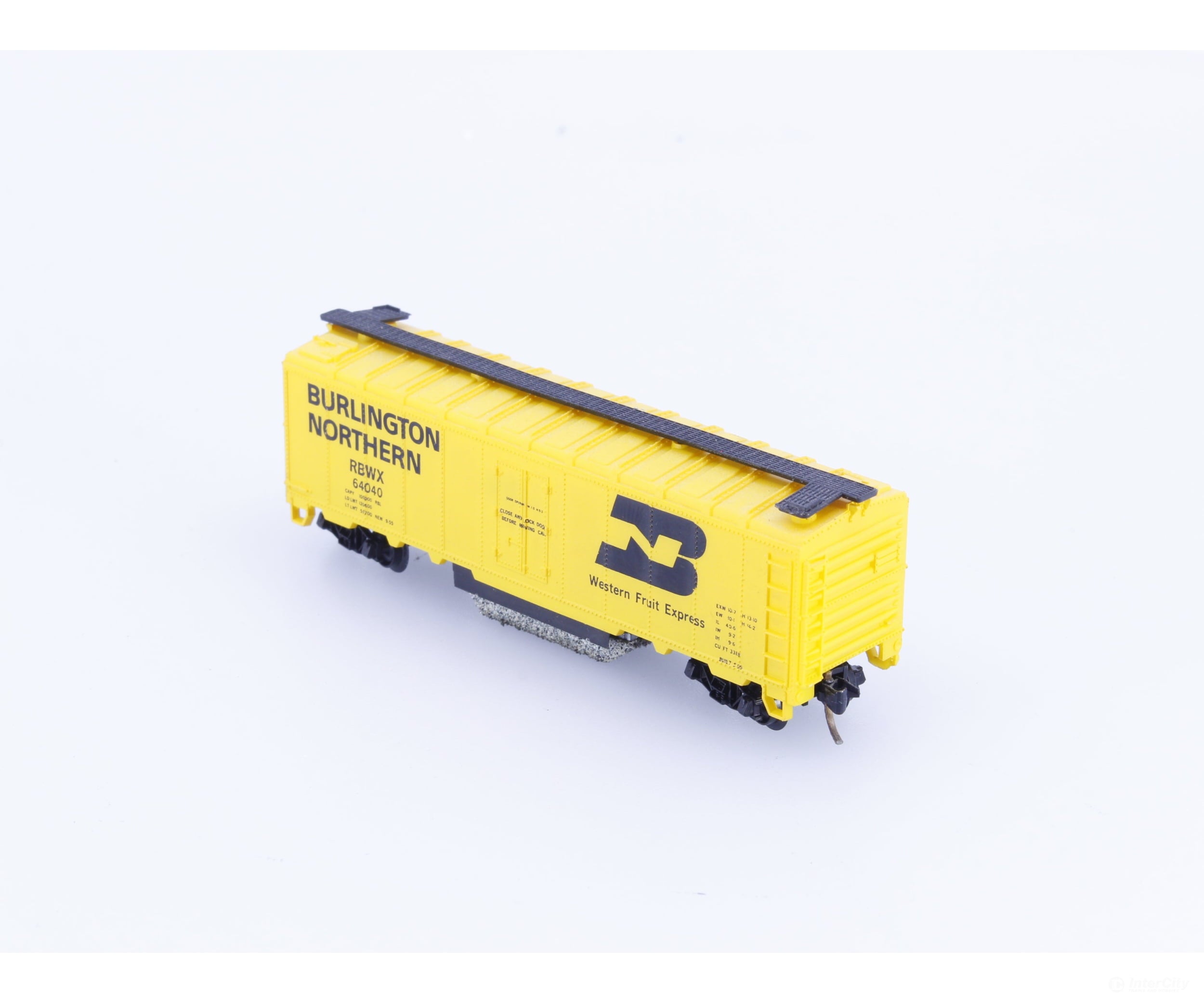 Roco 25900 N 40’ Single Door Boxcar Track Cleaning Car (RBWX) Burlington Northern Fruit Express (BNFE) 64040 - Freight