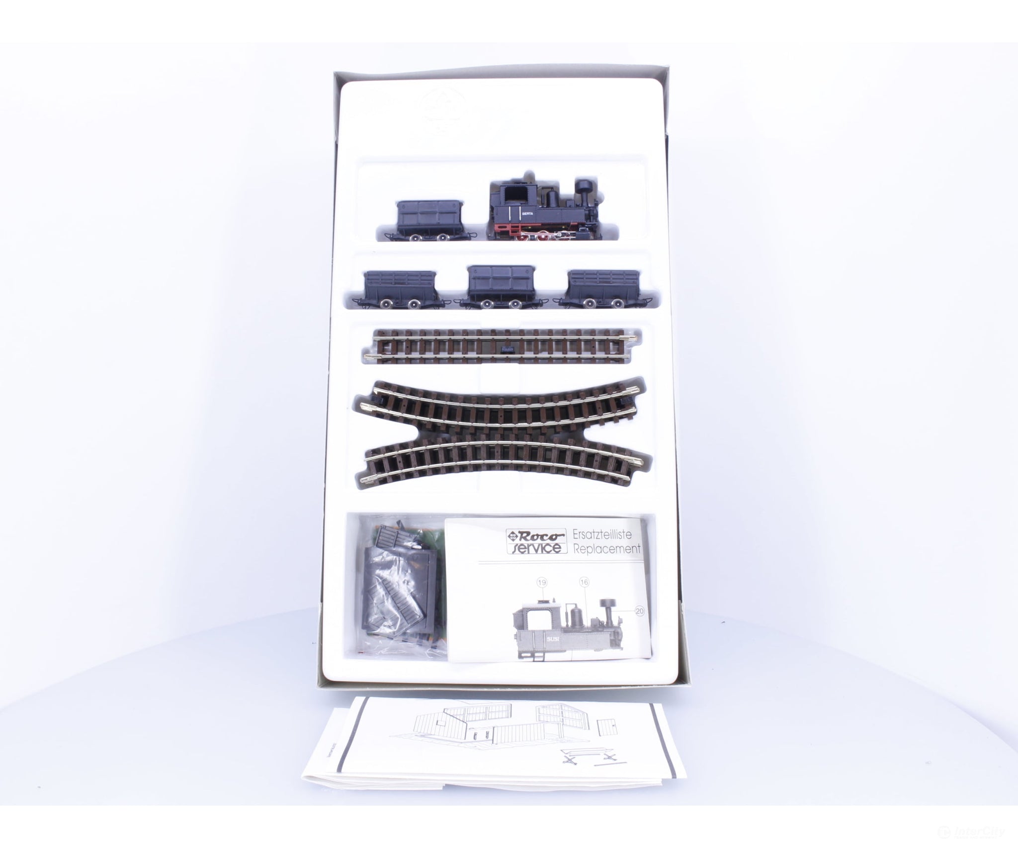 Roco 31005 HOe 0-6-0 Steam Engine with 4 Cars Oval of Track and Building - Starter & Train Sets