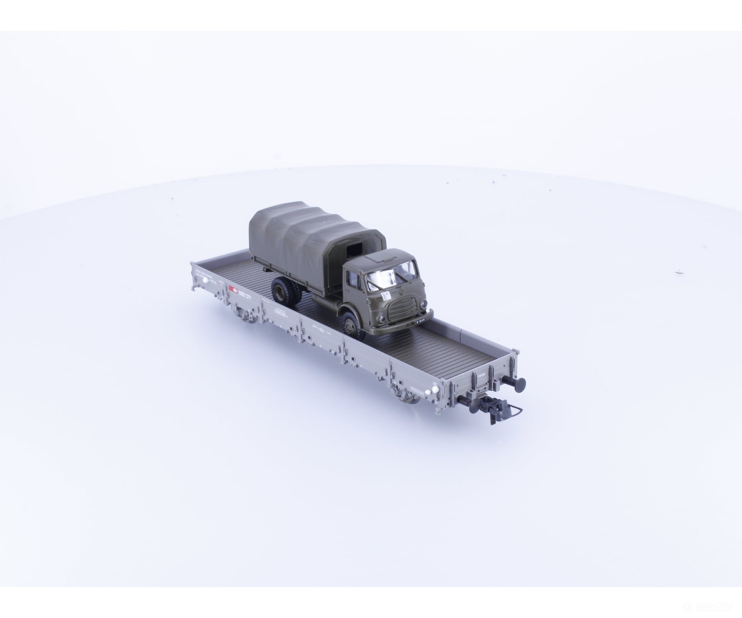 Roco 47792 HO SBB-CFF-FFS Flat Stake Wagon with Military Vehicle 049-5 - European Freight Cars
