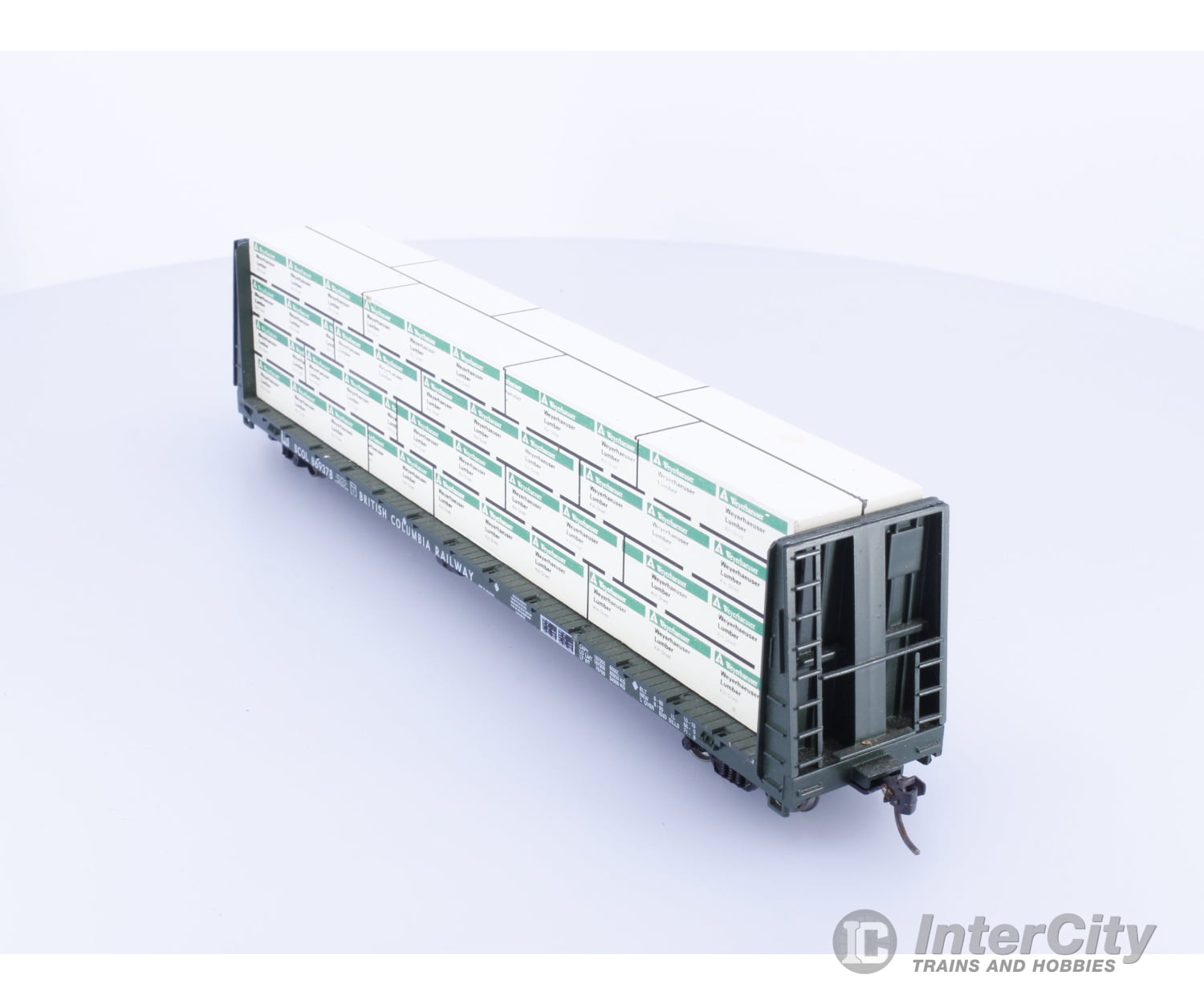 Roundhouse 1314 HO 60’ Bulkhead Flatcar with Weyerhaeuser Lumber Load BC Rail (BCOL) 869378 Freight Cars