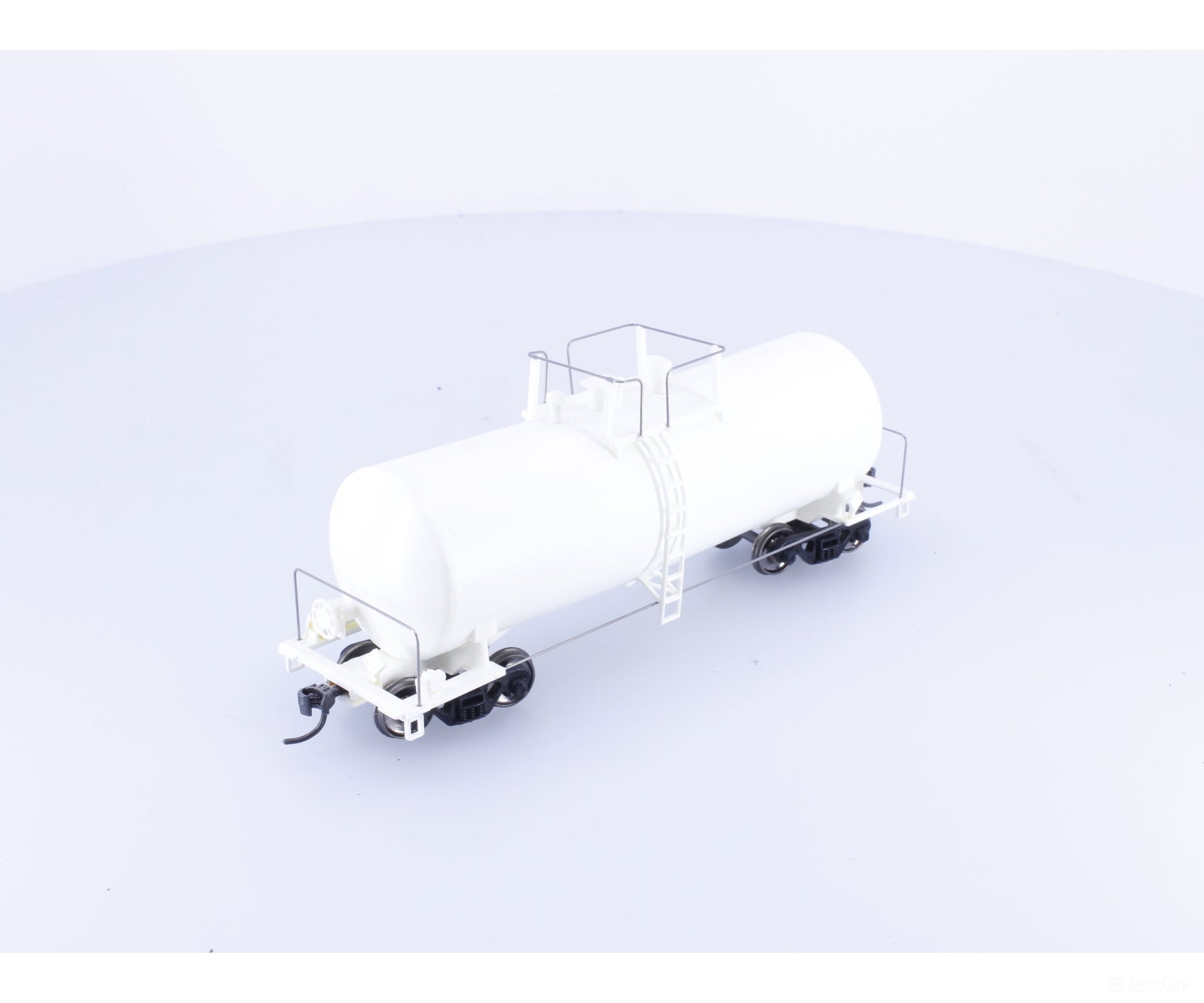 Roundhouse 1370W HO Tank Car Undecorated - Freight Cars