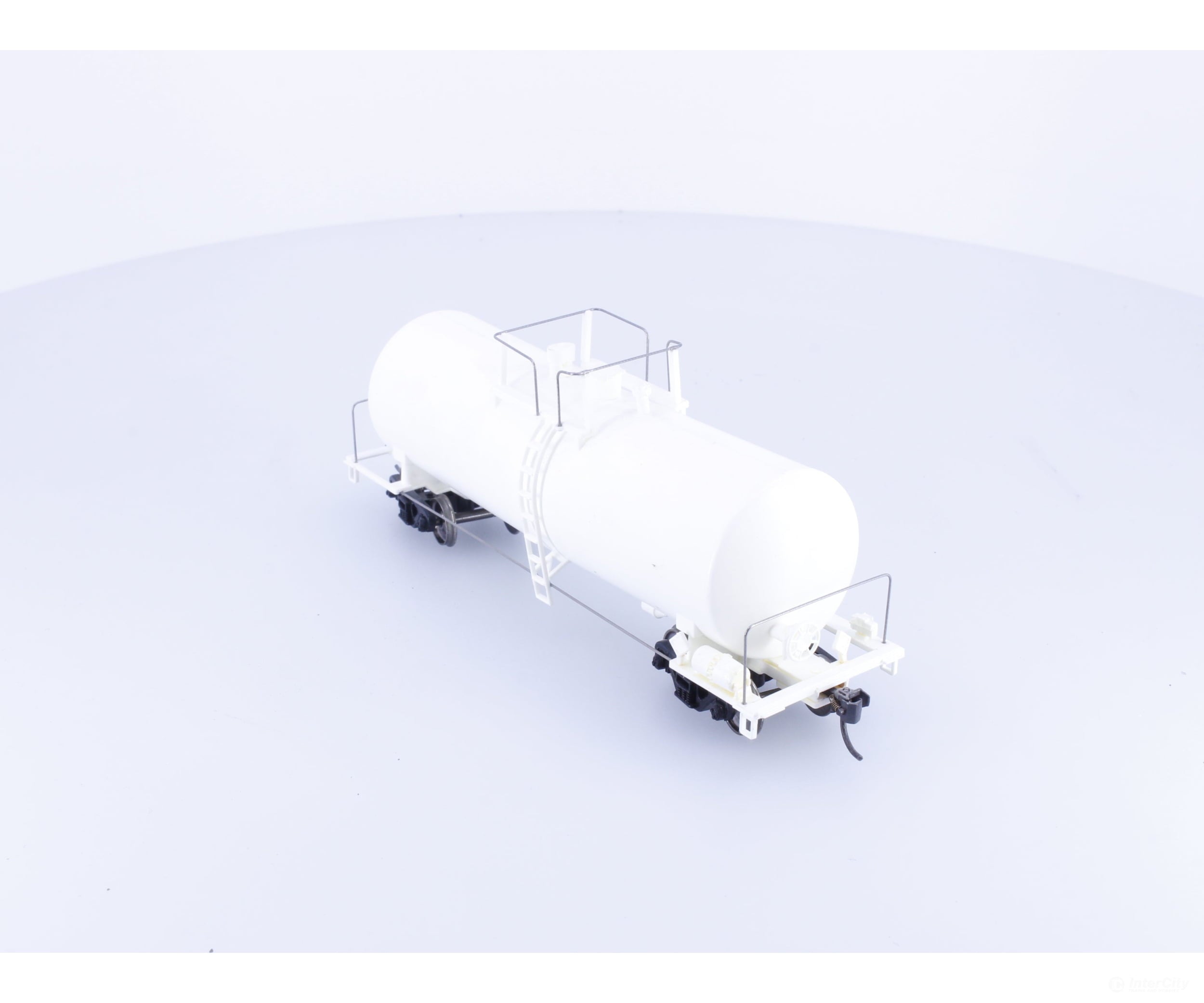 Roundhouse 1370W HO Tank Car Undecorated - Freight Cars