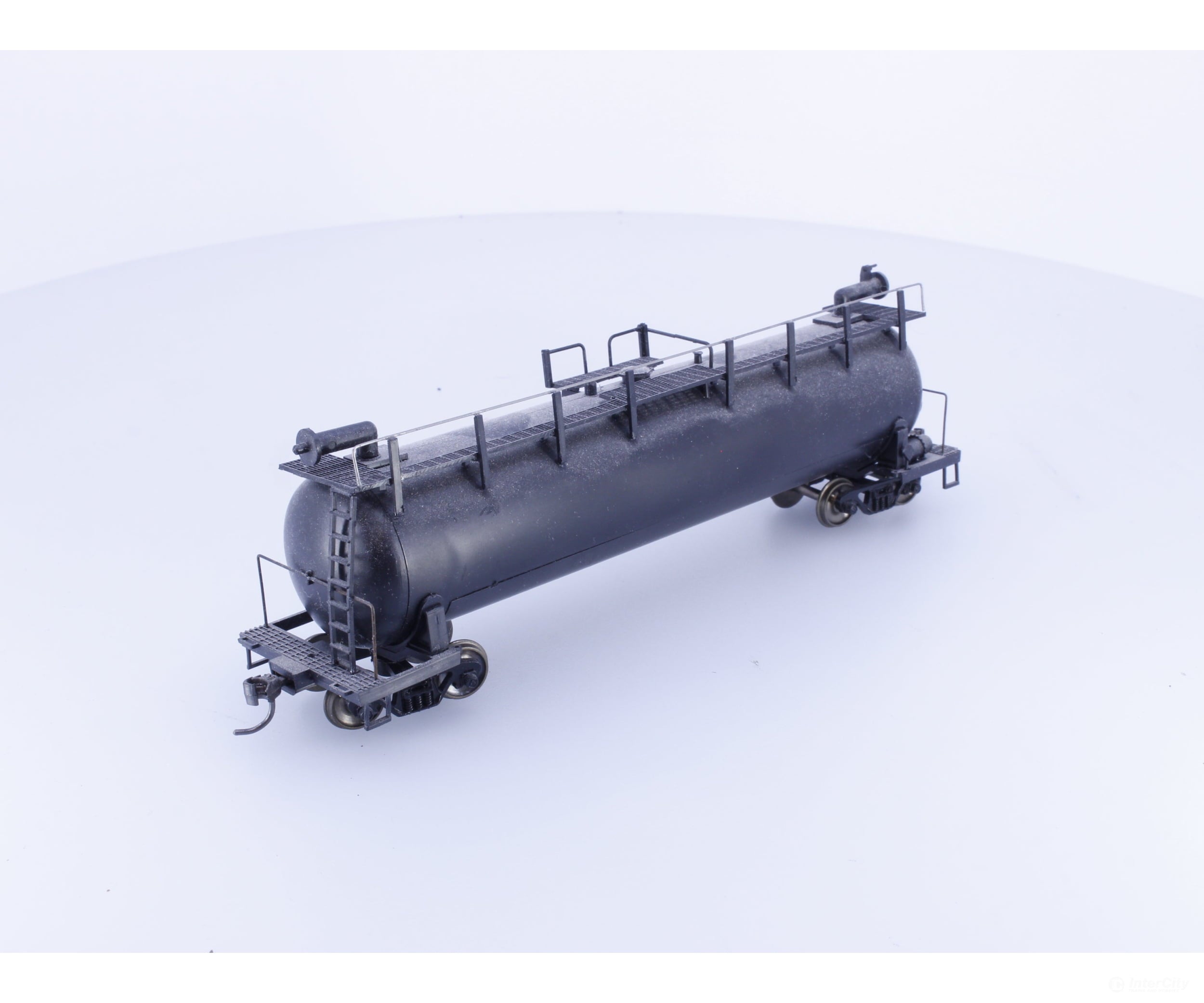 Roundhouse 1372 HO Tank Car Undecorated - Freight Cars