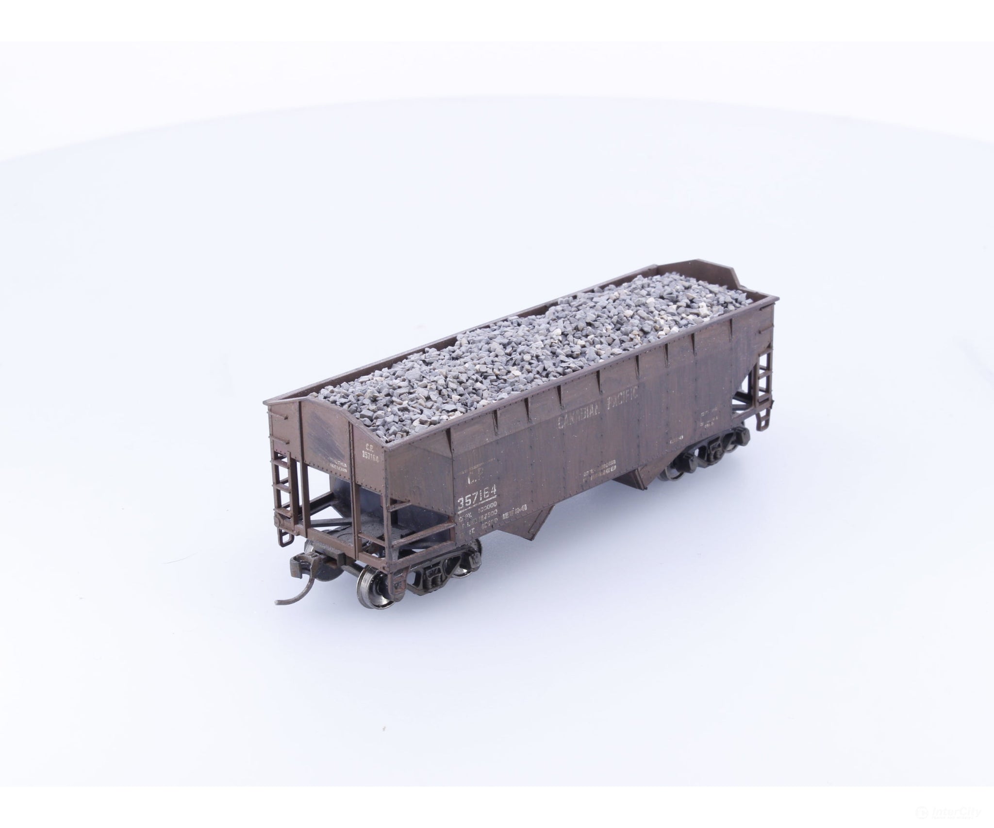 Roundhouse 1614 HO 3 Bay Offset Hopper Weathered with Load Canadian Pacific (CP) 357164 - Freight Cars
