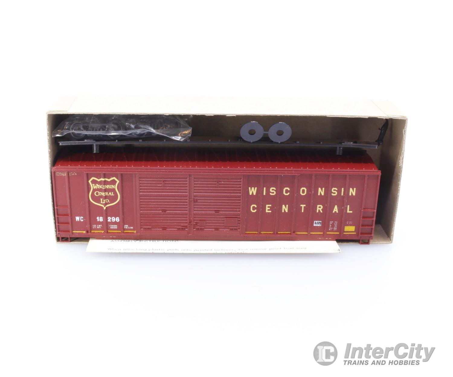 Roundhouse 1658 HO 50’ Ribbed Sided Box Car Kit Wisconsin Central (WC) 18296 Freight Cars