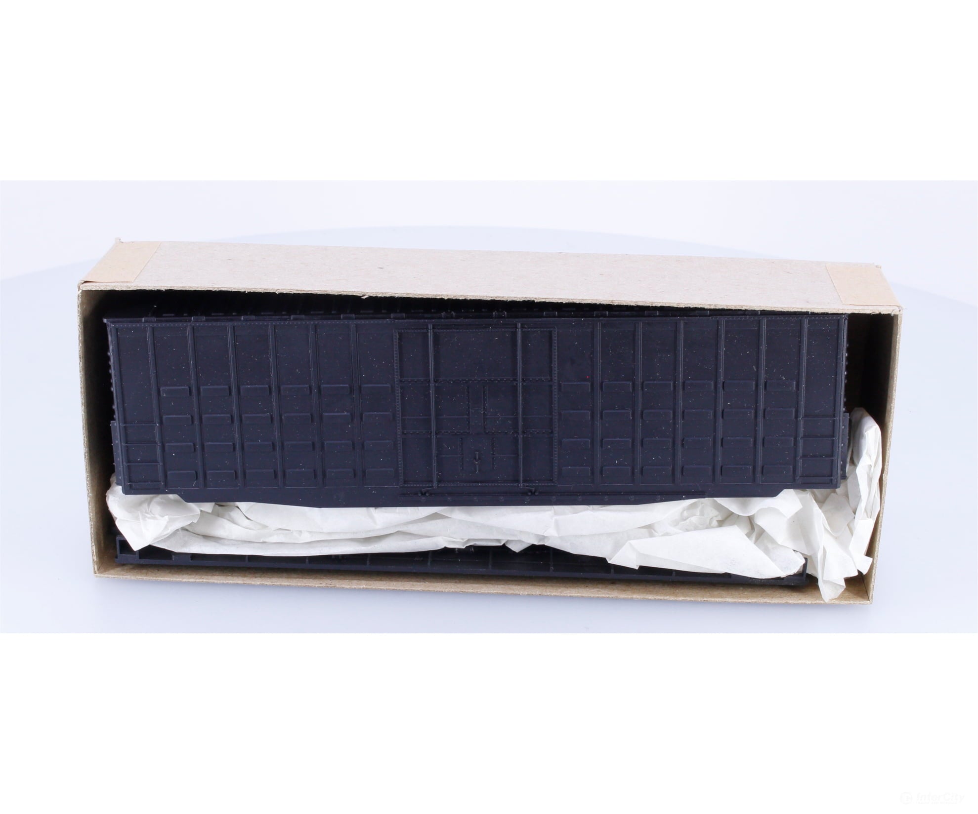 Roundhouse 1800 HO 50’ Waffle Plug Door Box Car Kit Undecorated - Freight Cars