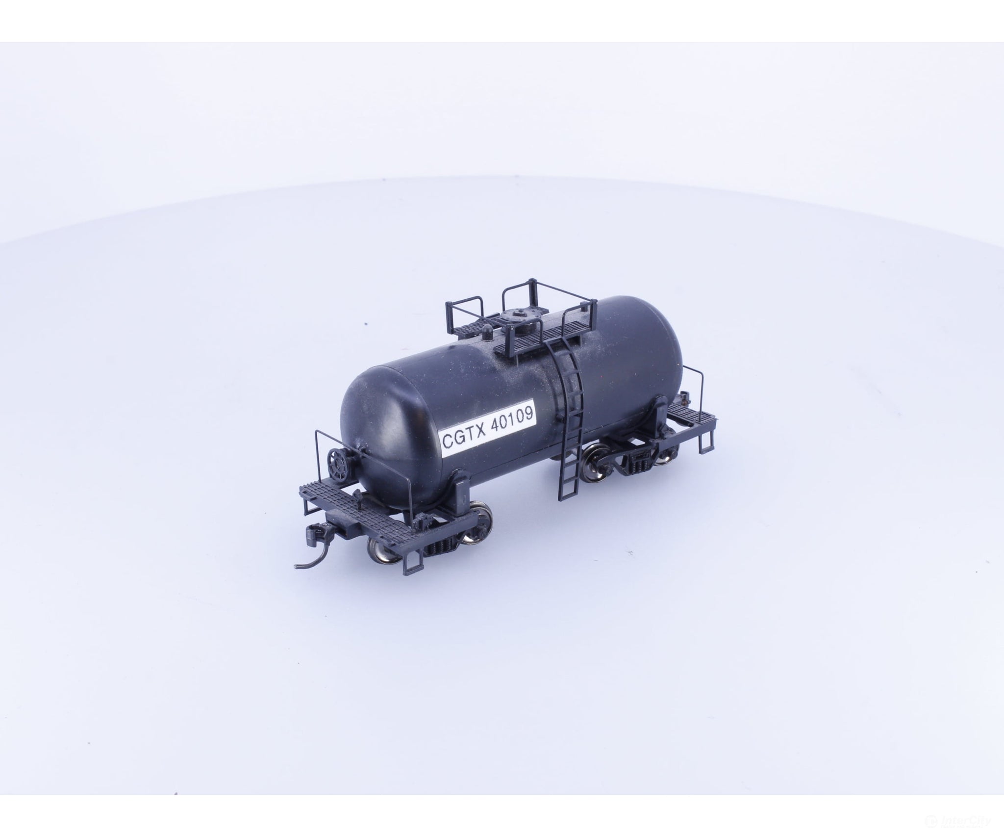 Roundhouse 3300 HO Shorty Tank Car Canadian General Transit (CGLX/CGTX) 40109 - Freight Cars