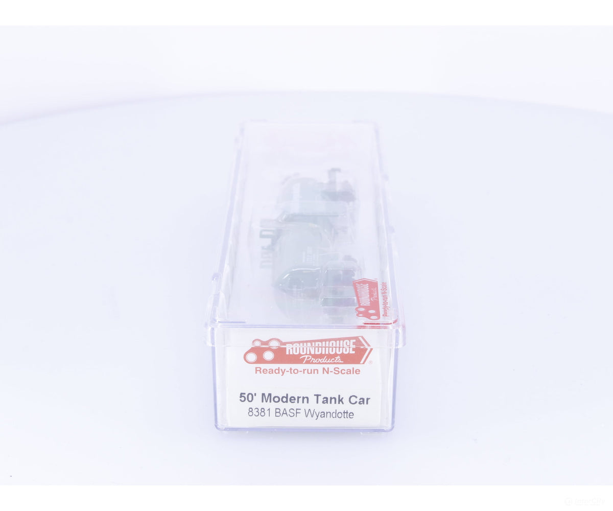 Roundhouse 8381 N 50’ Modern Tank Car BASF (UTLX) 78531 - Freight Cars