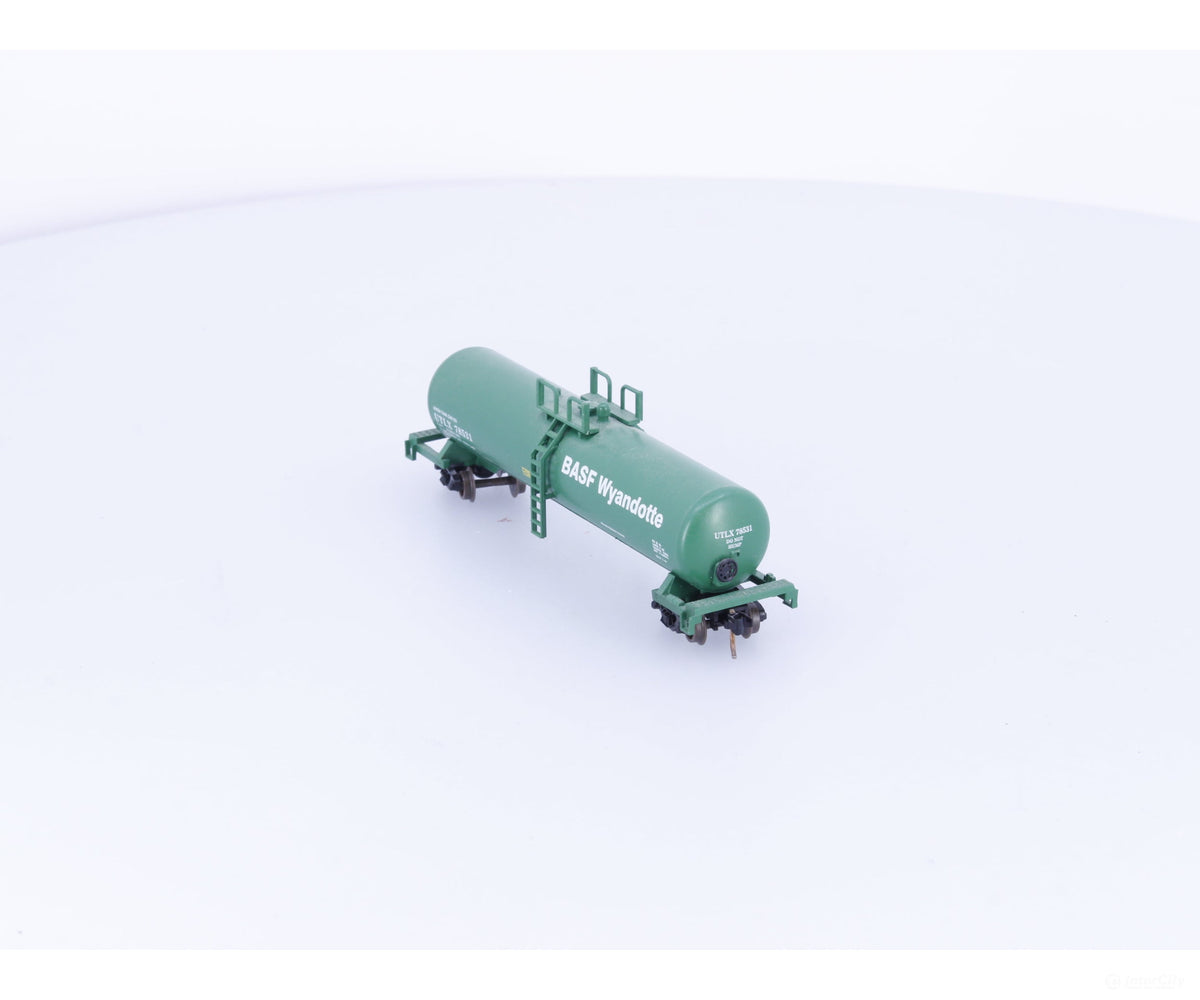 Roundhouse 8381 N 50’ Modern Tank Car BASF (UTLX) 78531 - Freight Cars