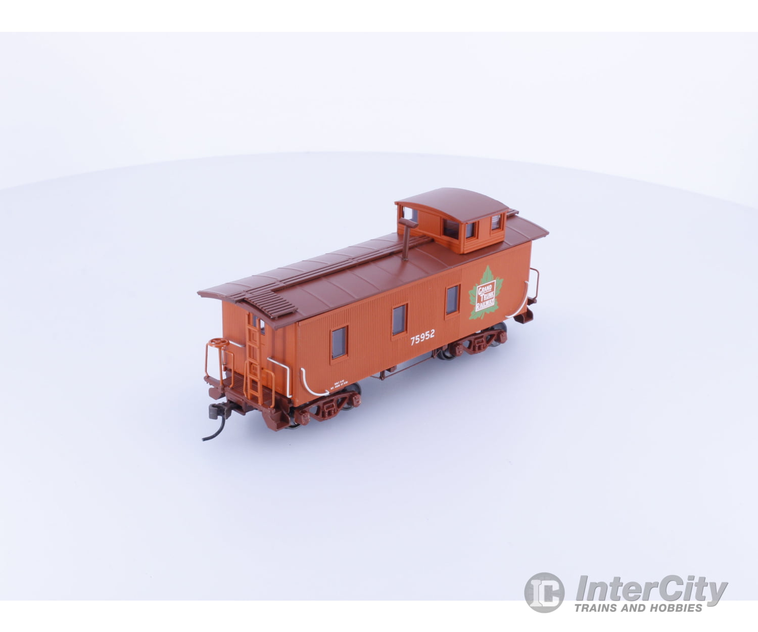 Roundhouse 84369 HO 3 Window Standard Wood Caboose Grand Trunk (GT) 75952 Freight Cars