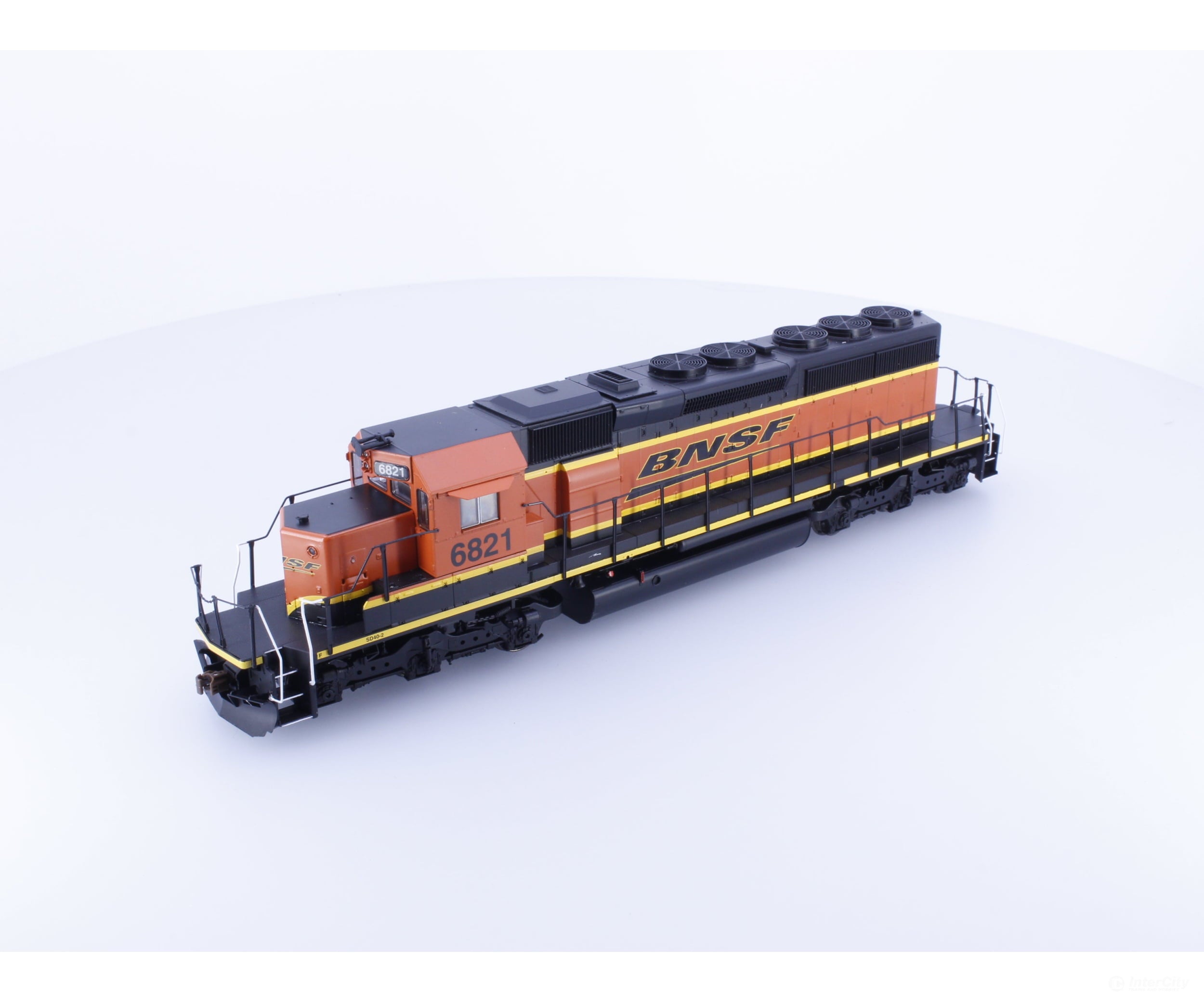 ScaleTrains SXT10369 HO EMD SD40-2 Diesel Locomotive H3 Scheme Burlington Northern Santa Fe (BNSF) 6821 DCC & Sound