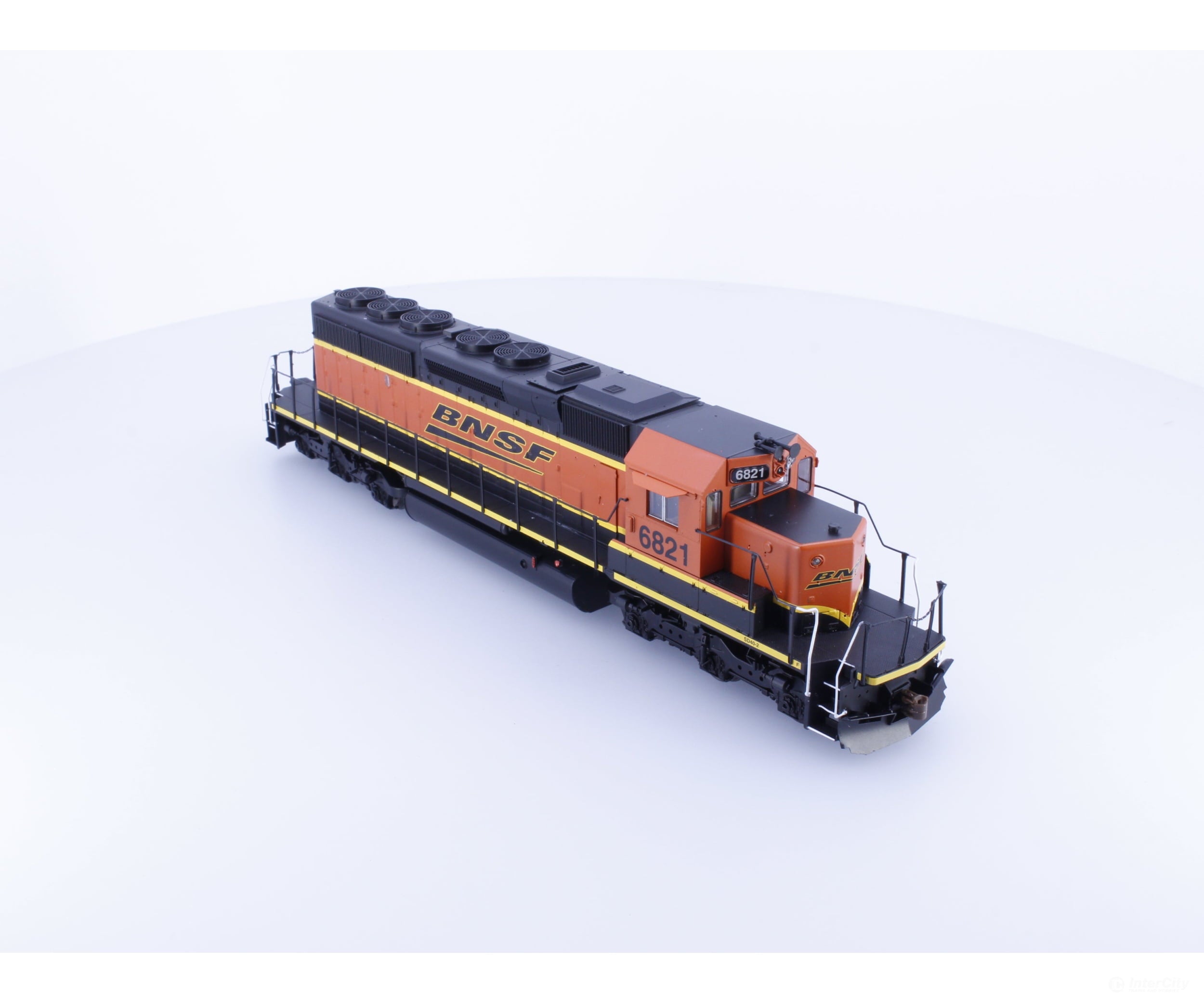 ScaleTrains SXT10369 HO EMD SD40-2 Diesel Locomotive H3 Scheme Burlington Northern Santa Fe (BNSF) 6821 DCC & Sound