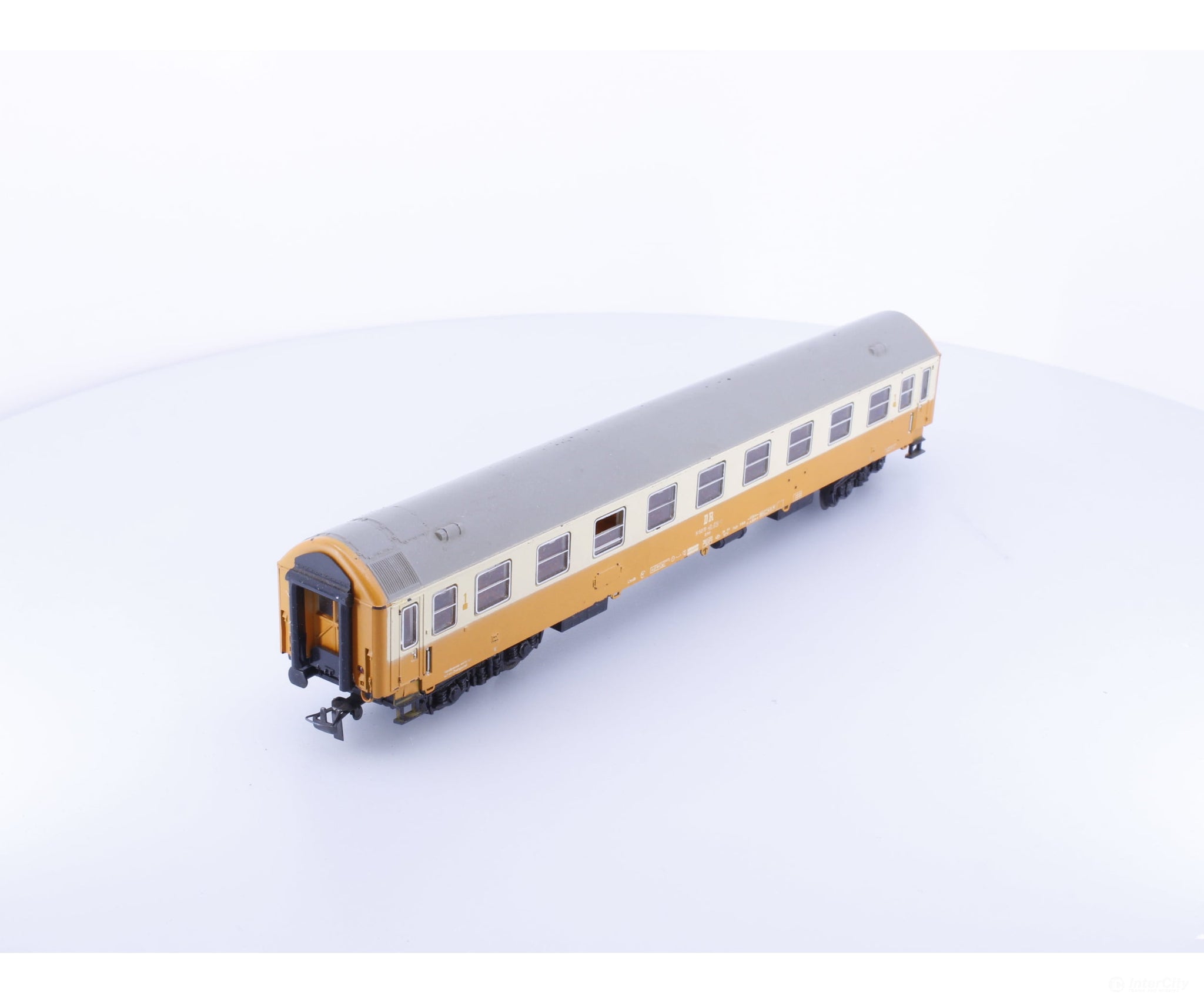 Schicht 40-070 HO DR 1st Class Passenger Car 40-070 - European Passenger Cars