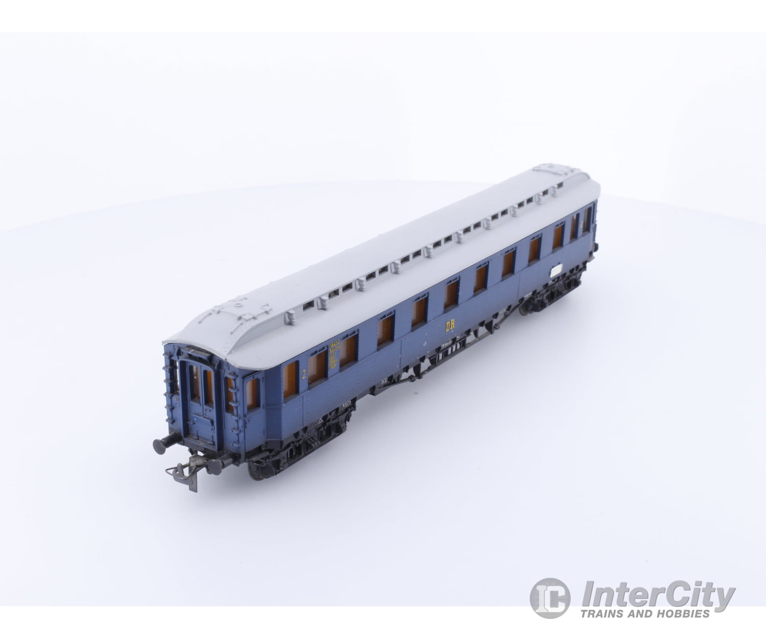 Schicht 426/875 HO DR 2nd Class Passenger Car with Interior Lighting 1325 European Passenger Cars