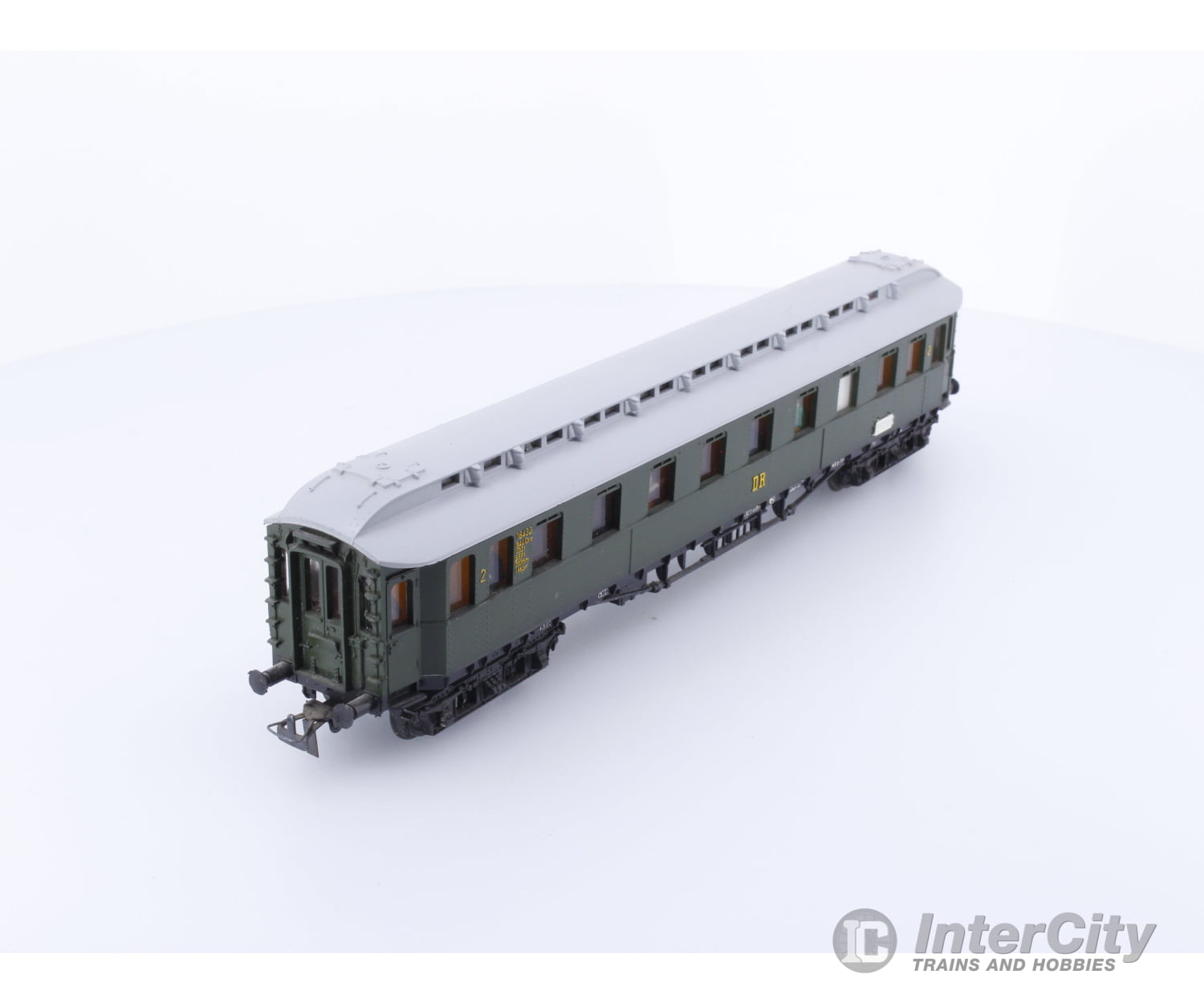 Schicht 426/936 HO DR 2nd Class Passenger Car with Passengers and Interior Lighting 8432 European Passenger Cars