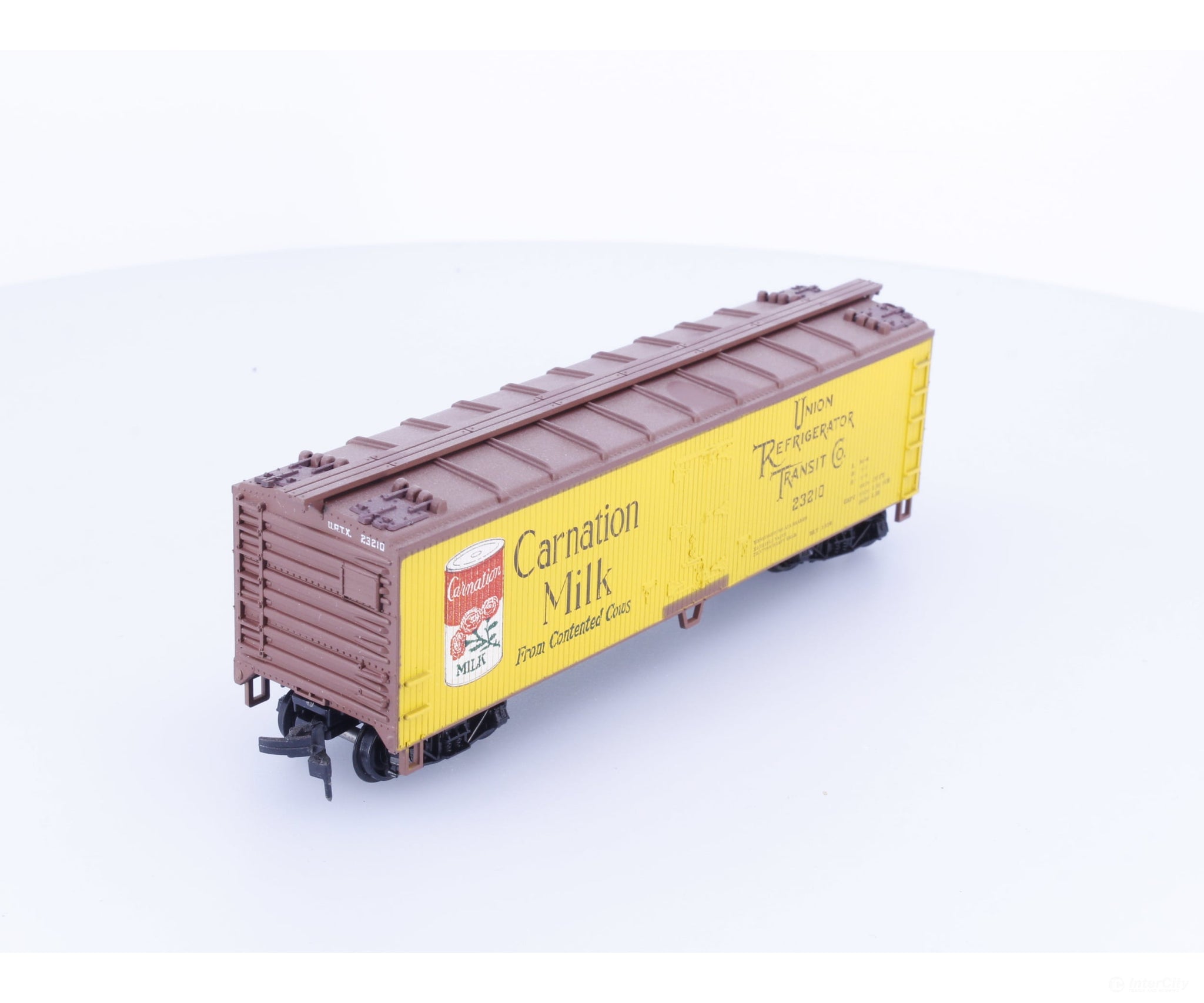 Train Miniature 2327 HO 40’ Single Door Boxcar Carnation Milk (URTX) 23210 - Freight Cars