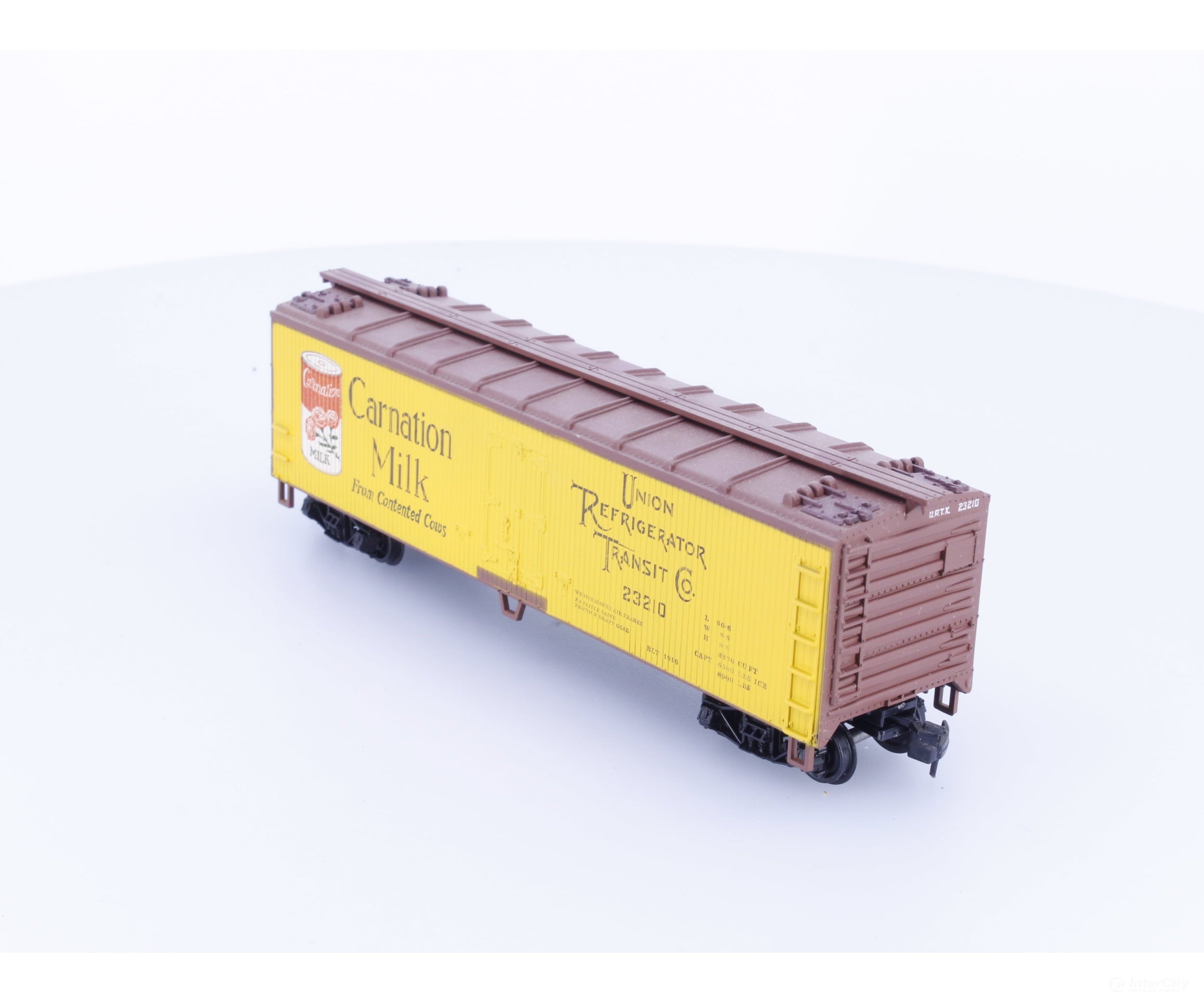 Train Miniature 2327 HO 40’ Single Door Boxcar Carnation Milk (URTX) 23210 - Freight Cars
