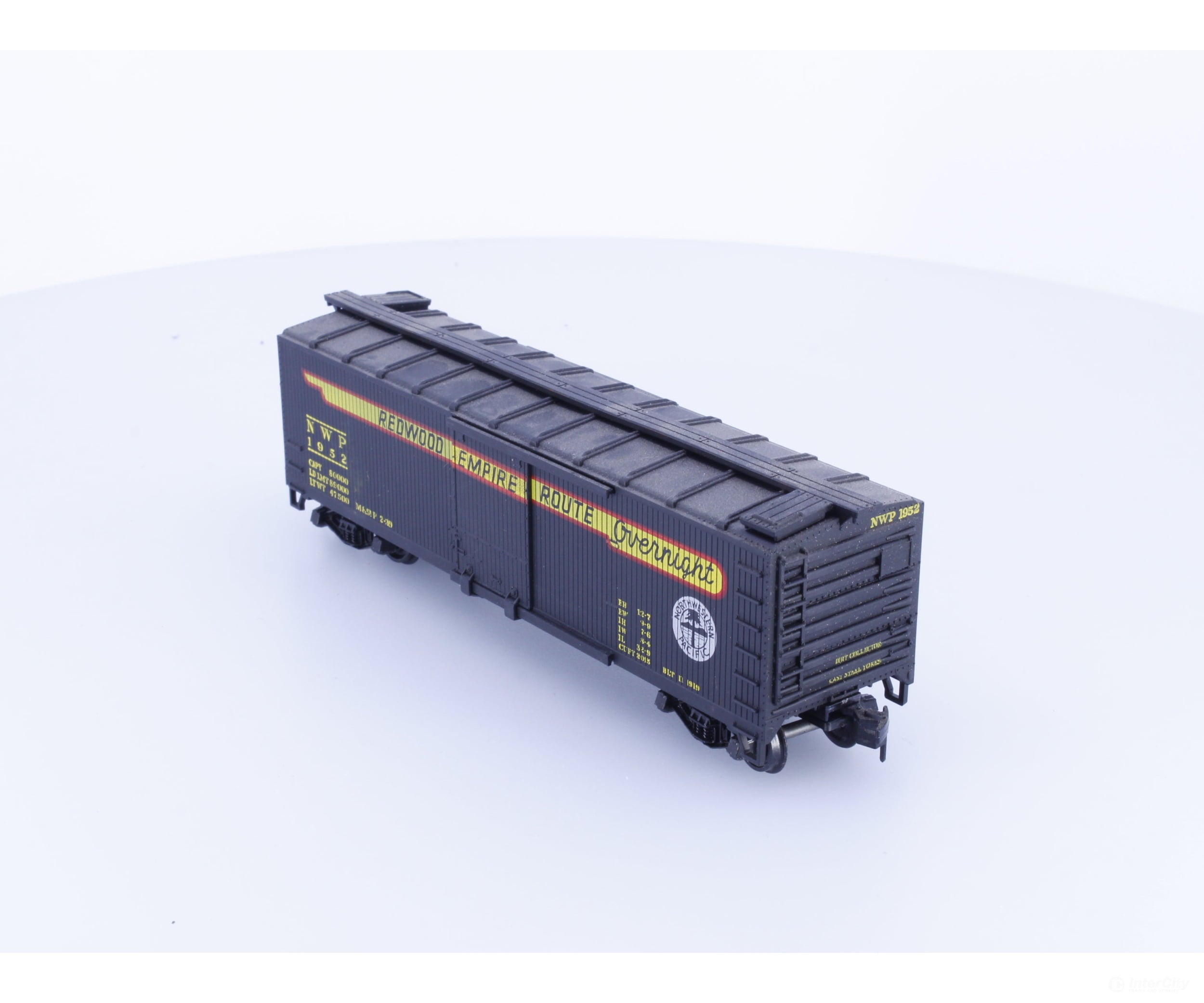 Train Miniature 8058 HO 40’ Single Door Boxcar Redwood Empire Northwestern Pacific (NWP) 1952 - Freight Cars