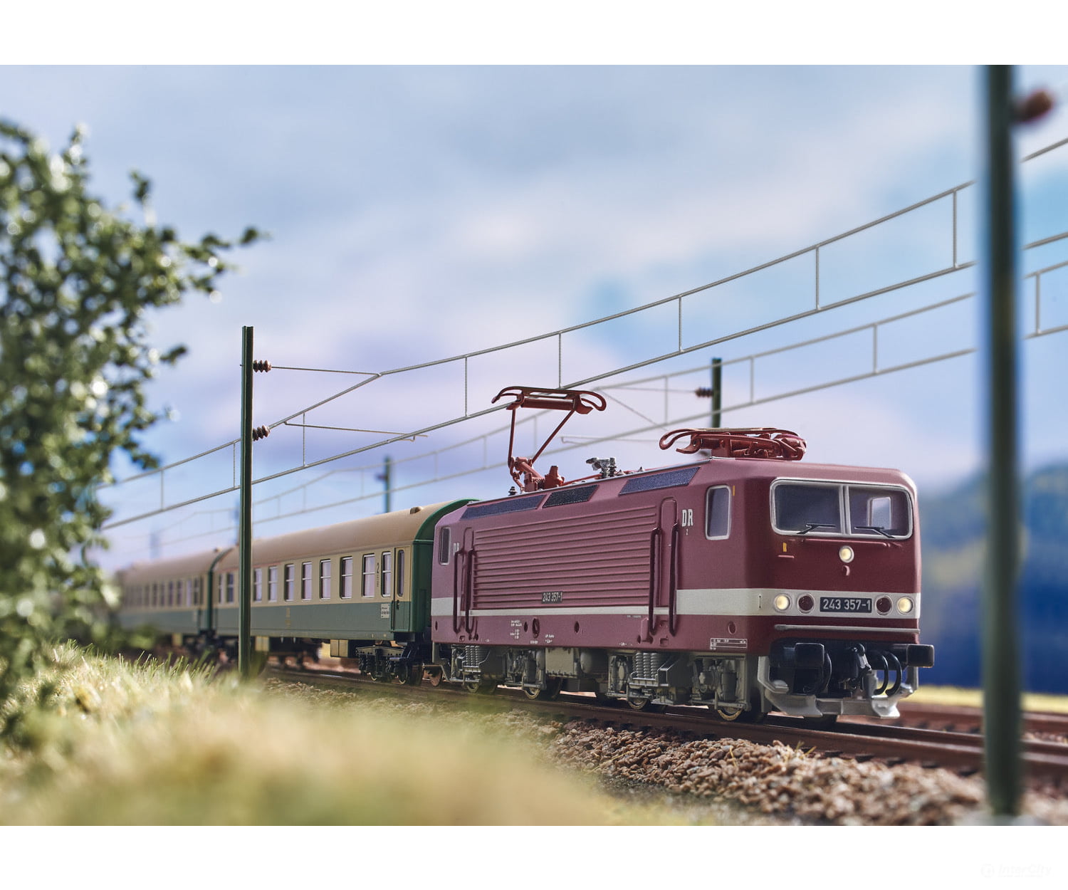 Trix 16433 Class 243 Electric Locomotive - Default Title (IC-TRIX-16433)