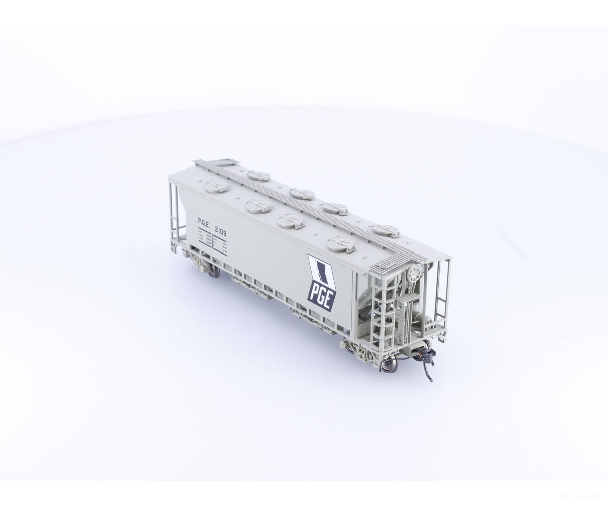 TrueLine Trains 300353 HO 4 Bay Covered Hopper BCOL Pacific Great Eastern (PGE) 2109 - Freight Cars
