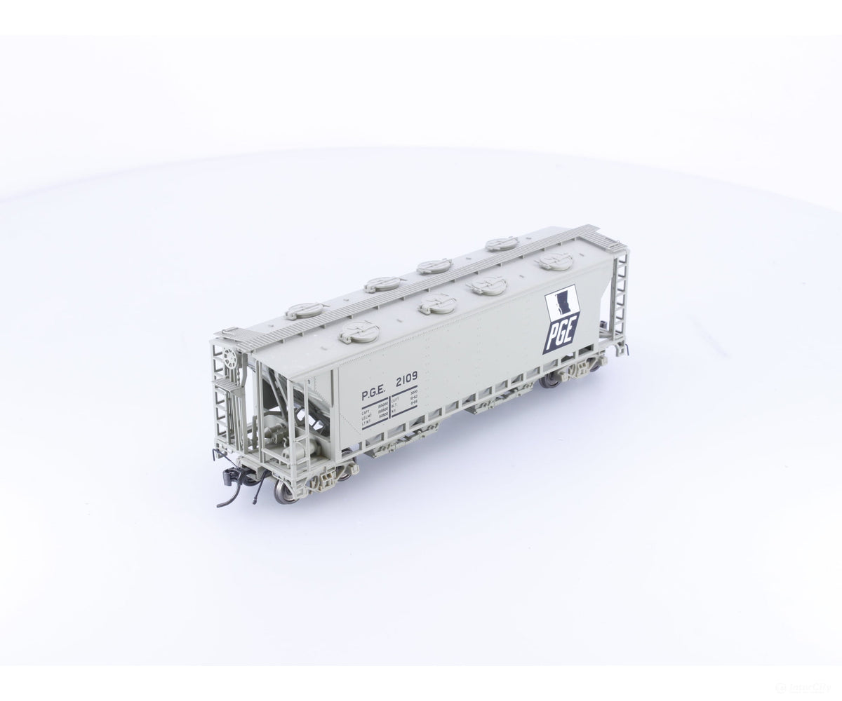 TrueLine Trains 300353 HO 4 Bay Covered Hopper BCOL Pacific Great Eastern (PGE) 2109 - Freight Cars