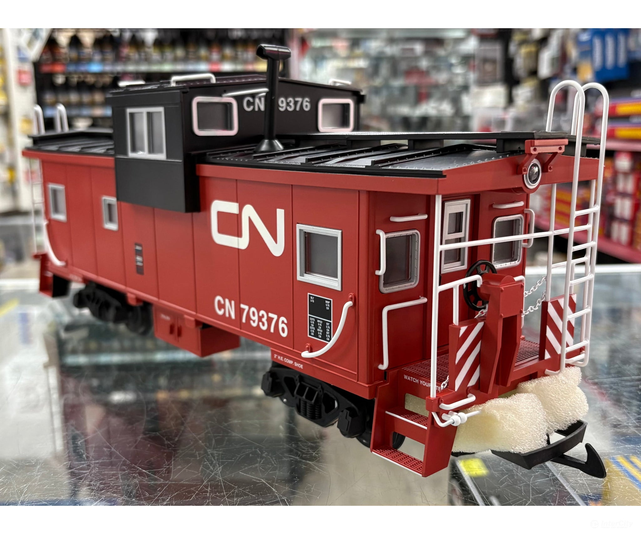 USA Trains R12130 G Extended Vision Caboose with Metal Wheels and Lights Canadian National (CN) 79376 - Freight Cars