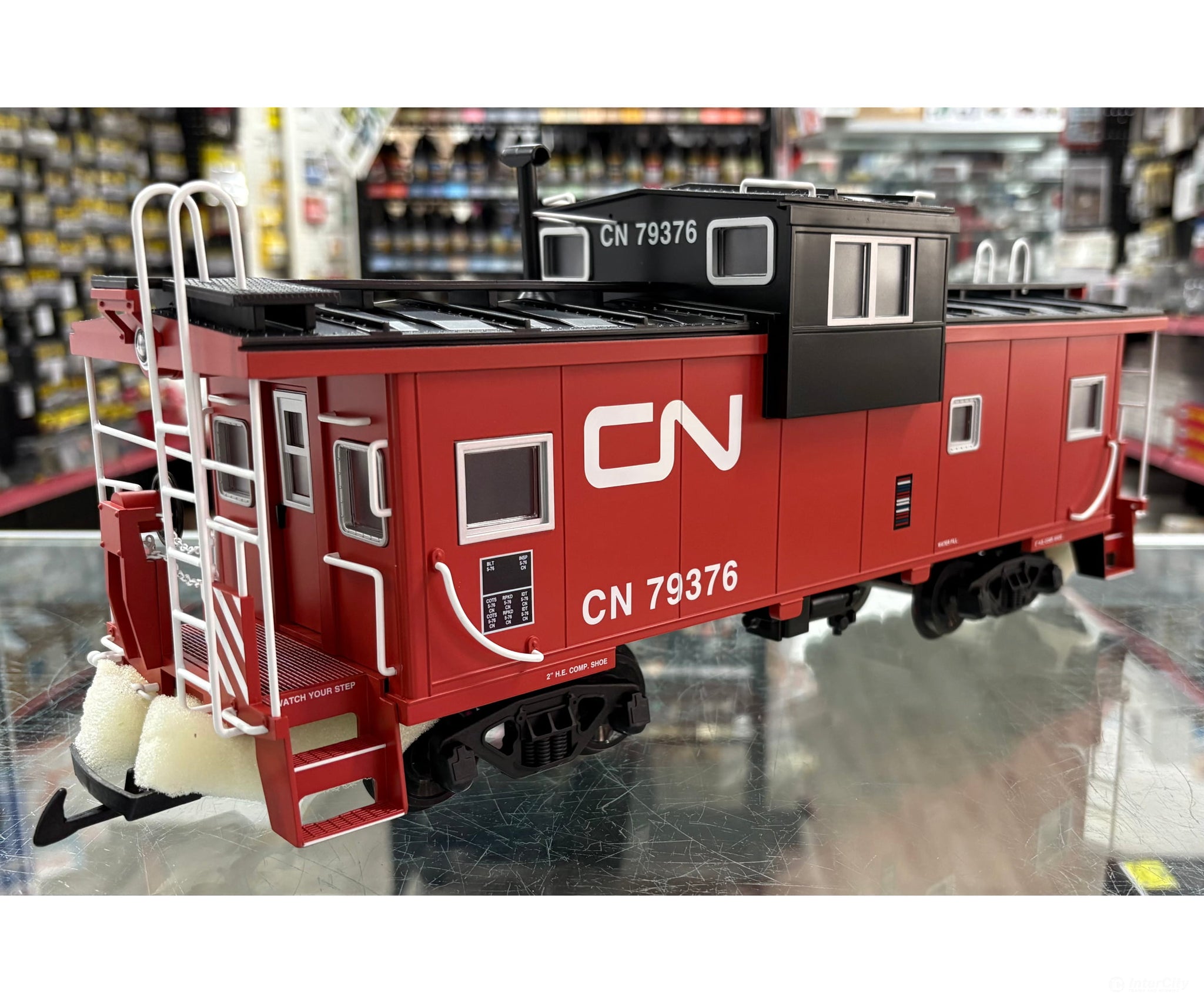 USA Trains R12130 G Extended Vision Caboose with Metal Wheels and Lights Canadian National (CN) 79376 - Freight Cars