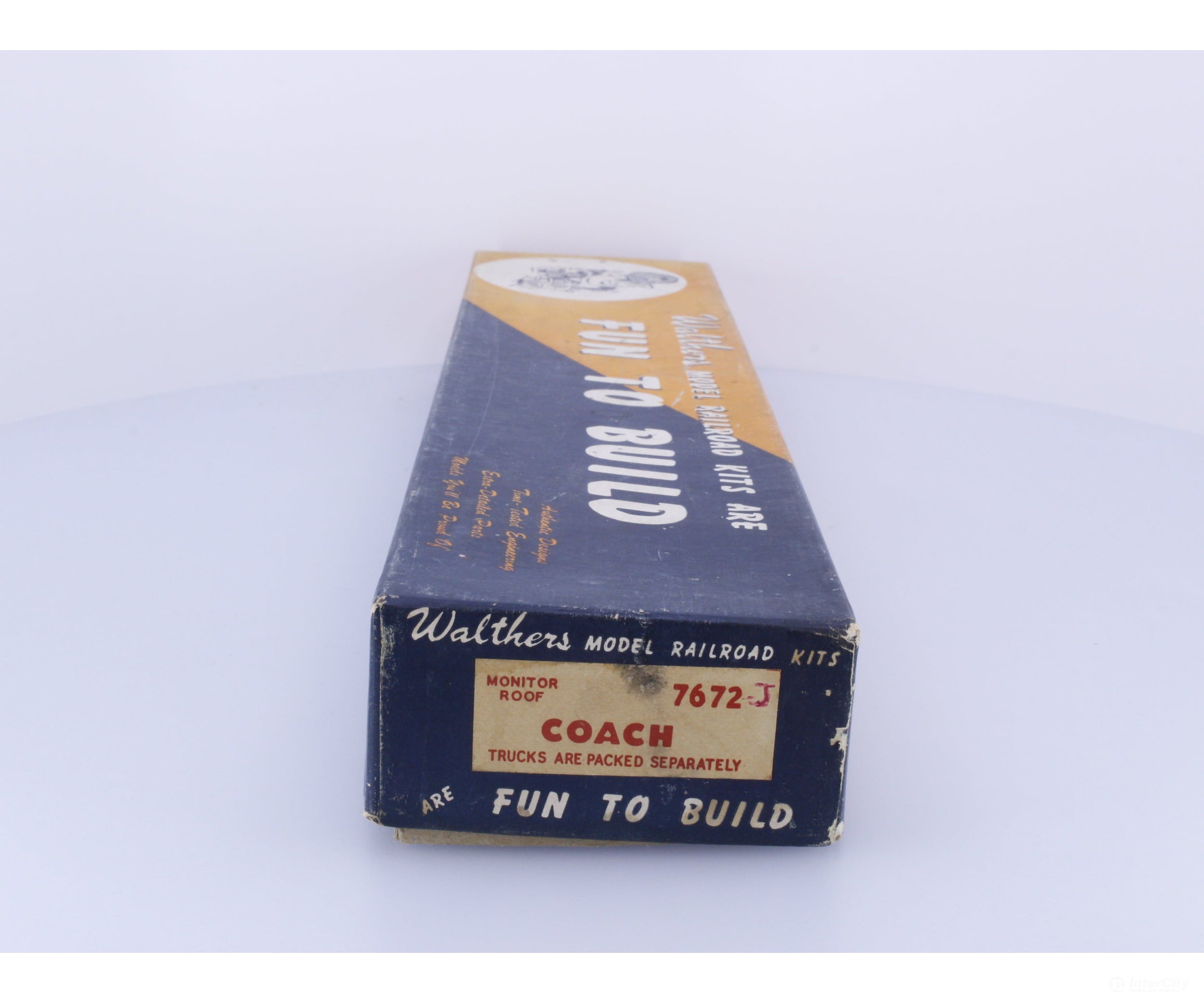 Walthers 7672 HO Passenger Coach Kit Trucks are not included Milwaukee Road (MILW) Passenger Cars