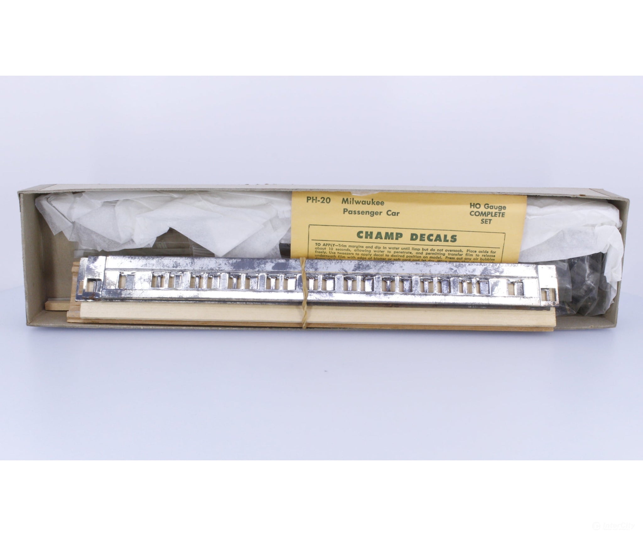 Walthers 7672 HO Passenger Coach Kit Trucks are not included Milwaukee Road (MILW) Passenger Cars