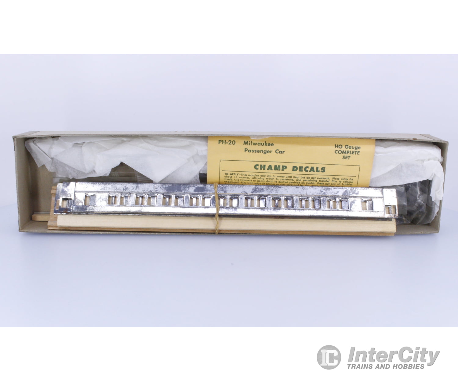 Walthers 7672 HO Passenger Coach Kit Trucks are not included Milwaukee Road (MILW) Passenger Cars