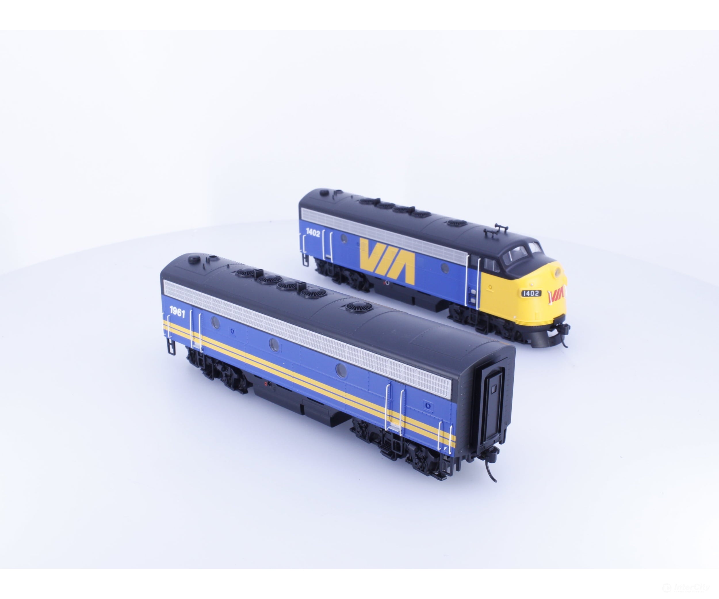 Walthers 910-19937 HO EMD F7A/F7B Diesel Locomotive Set Via Rail (VIA) 1402 1961 DCC & Sound - Locomotives