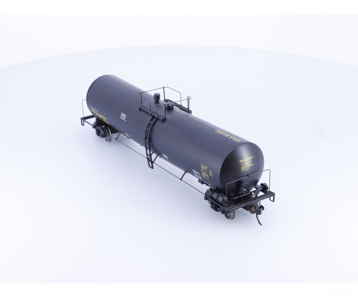 Walthers 920-100241 HO 54’ 23000 Gal UTLX Funnel-Flow Tank Car Union Tank Car (UTLX) 641541 - Freight Cars