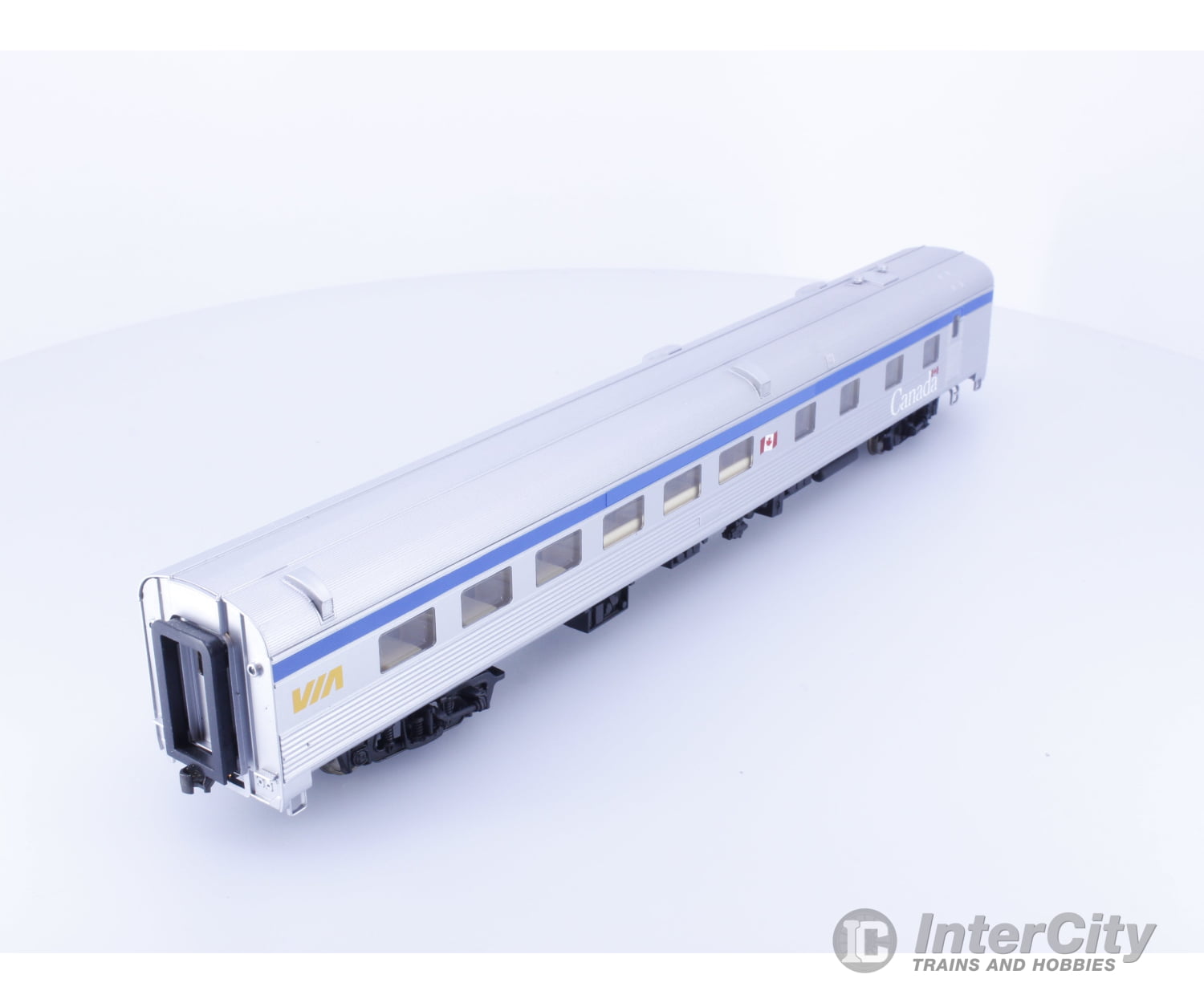 Walthers 932-16321 HO 85’ Budd Grill Diner Via Rail (VIA) Passenger Cars