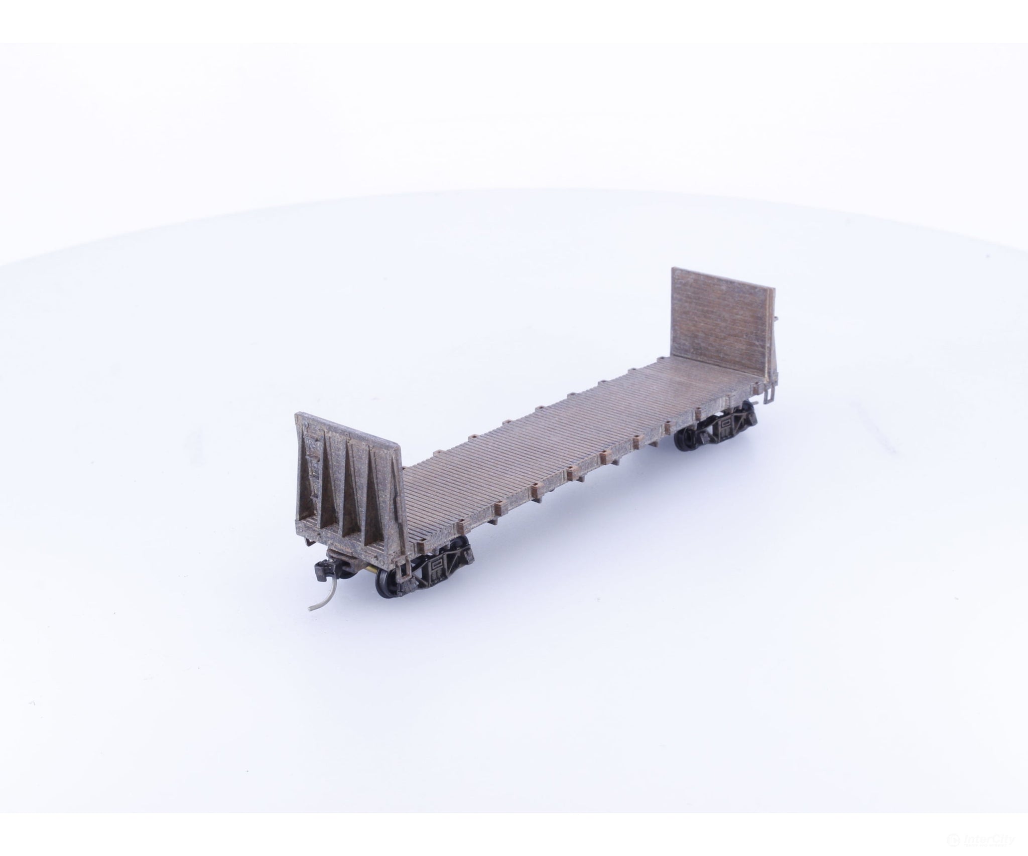 Walthers 932-2900 HO Bulkhead Flat Car Weathered Undecorated - Freight Cars