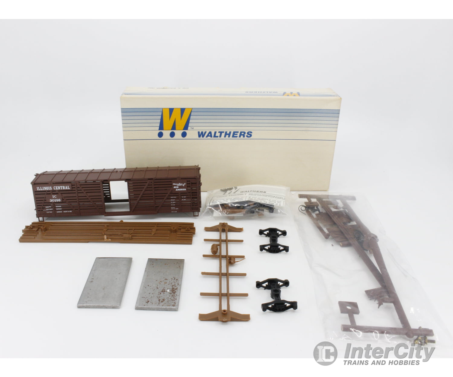 Walthers 932-3361 Ho 40’ Stock Freight Car W/Slatted Ends Kit Illinois Central (Ic) 30198 Cars