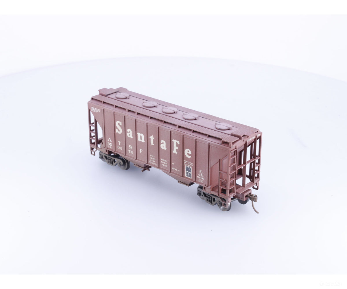 Walthers 932-5376 HO Trinity 100 Ton Cement Covered Hopper Weathered Santa Fe (SF) 350062 - Freight Cars