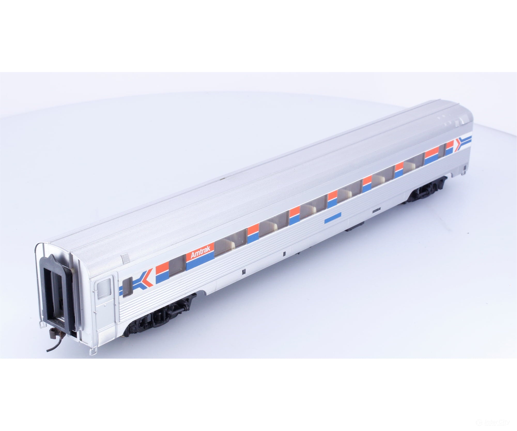 Walthers 932-6301 HO 85’ Budd 46 Seat Coach Amtrak (AMTK) - Passenger Cars