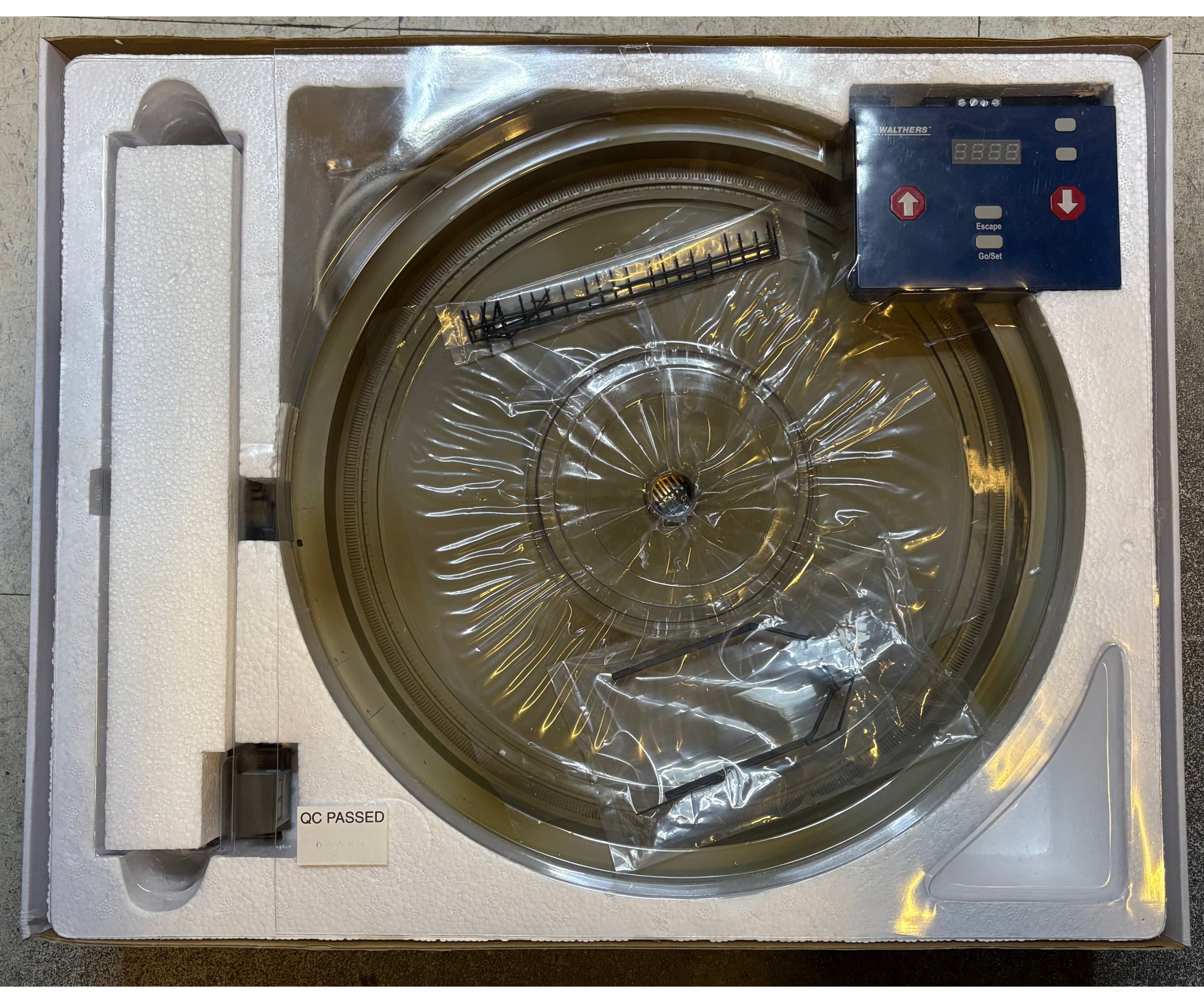 Walthers 933-2849 HO Motorized 90’ Turntable with DCC - Track Accessories