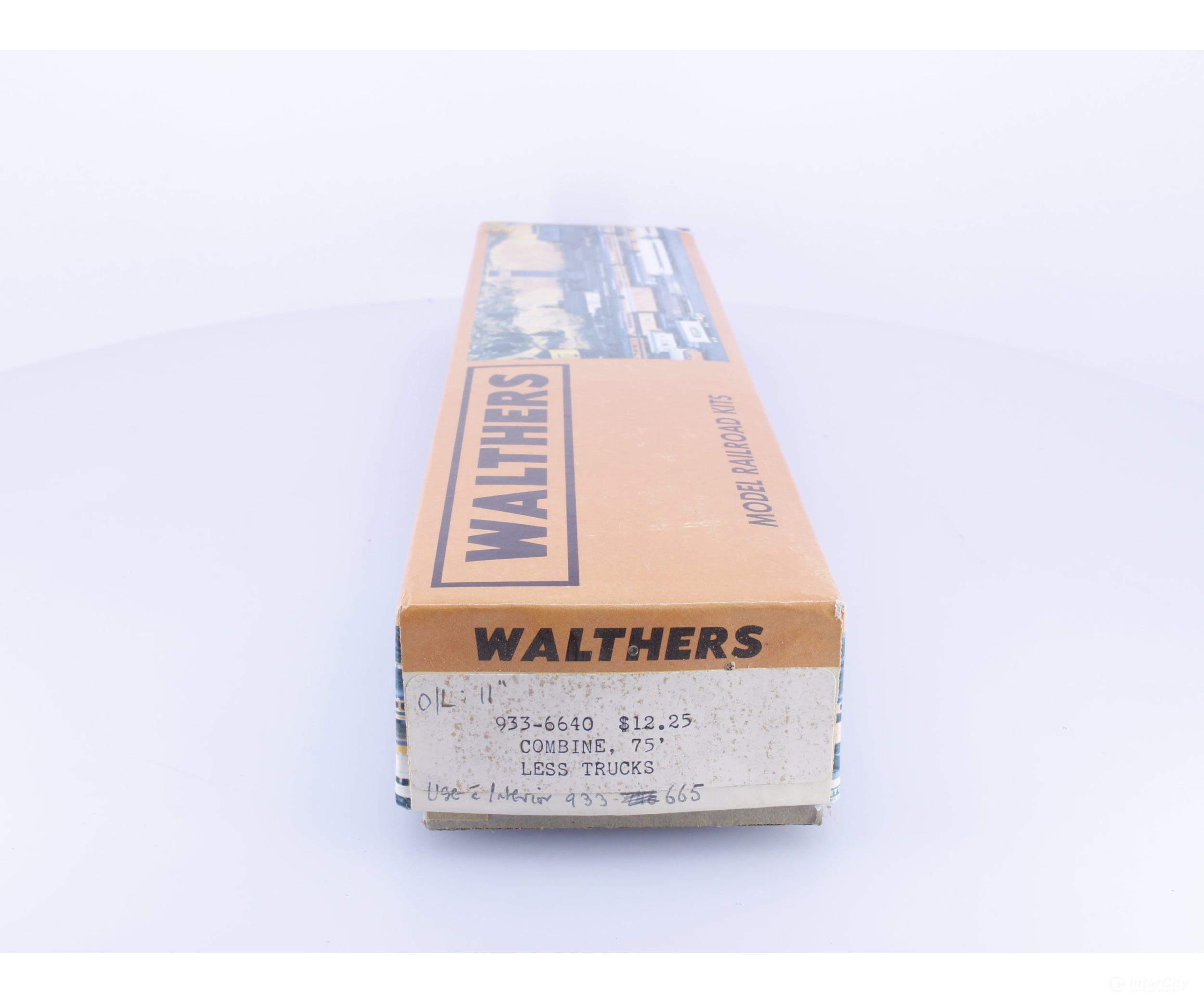 Walthers 933-6640 HO 75’ Combination Car Kit Less Trucks Santa Fe (SF) - Passenger Cars