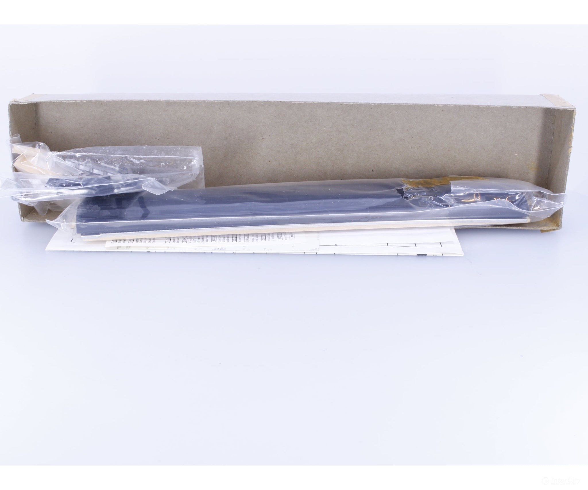 Walthers 933-6640 HO 75’ Combination Car Kit Less Trucks Santa Fe (SF) - Passenger Cars